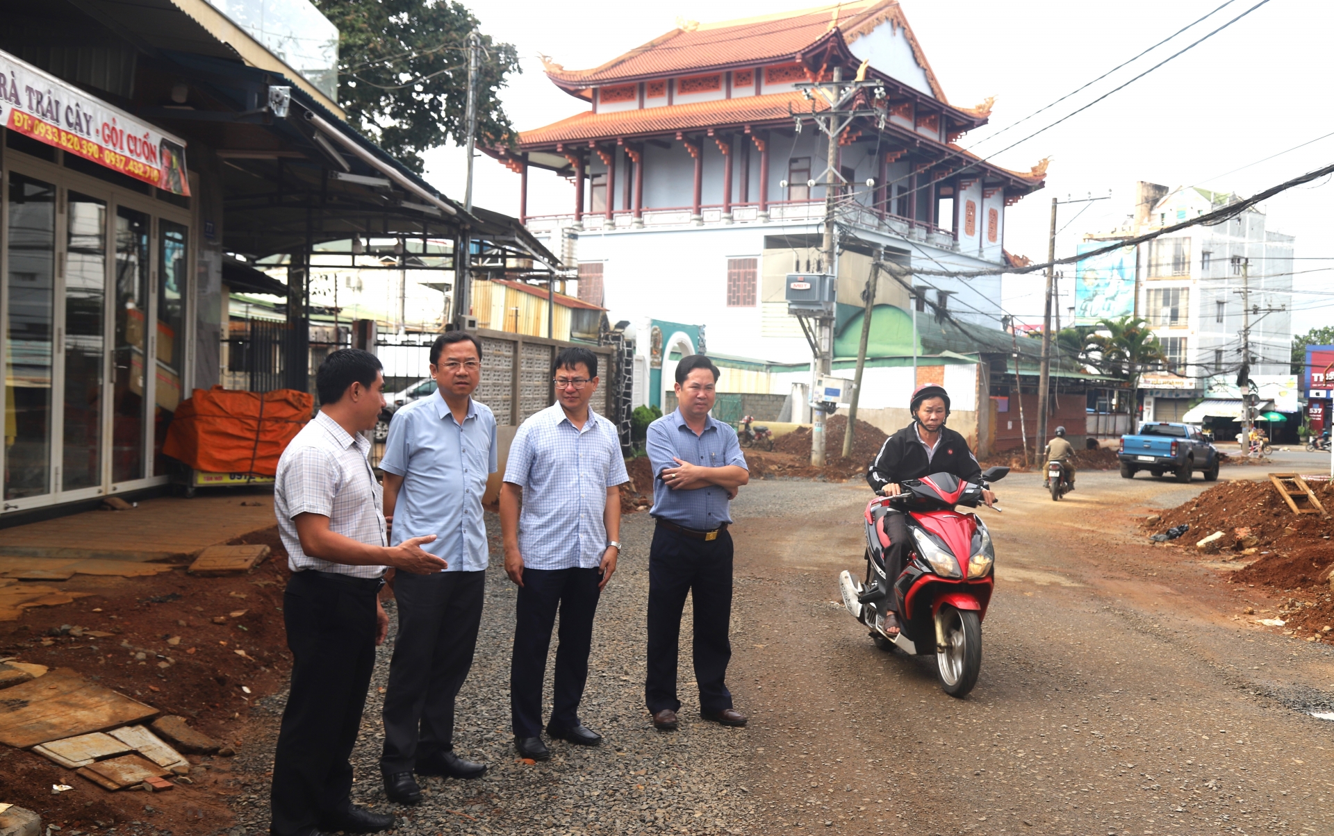 Bí thư Thành ủy Bảo Lộc trao đổi với lãnh đạo Phường 1 về việc đẩy nhanh tiến độ Dự án đường Hai Bà Trưng