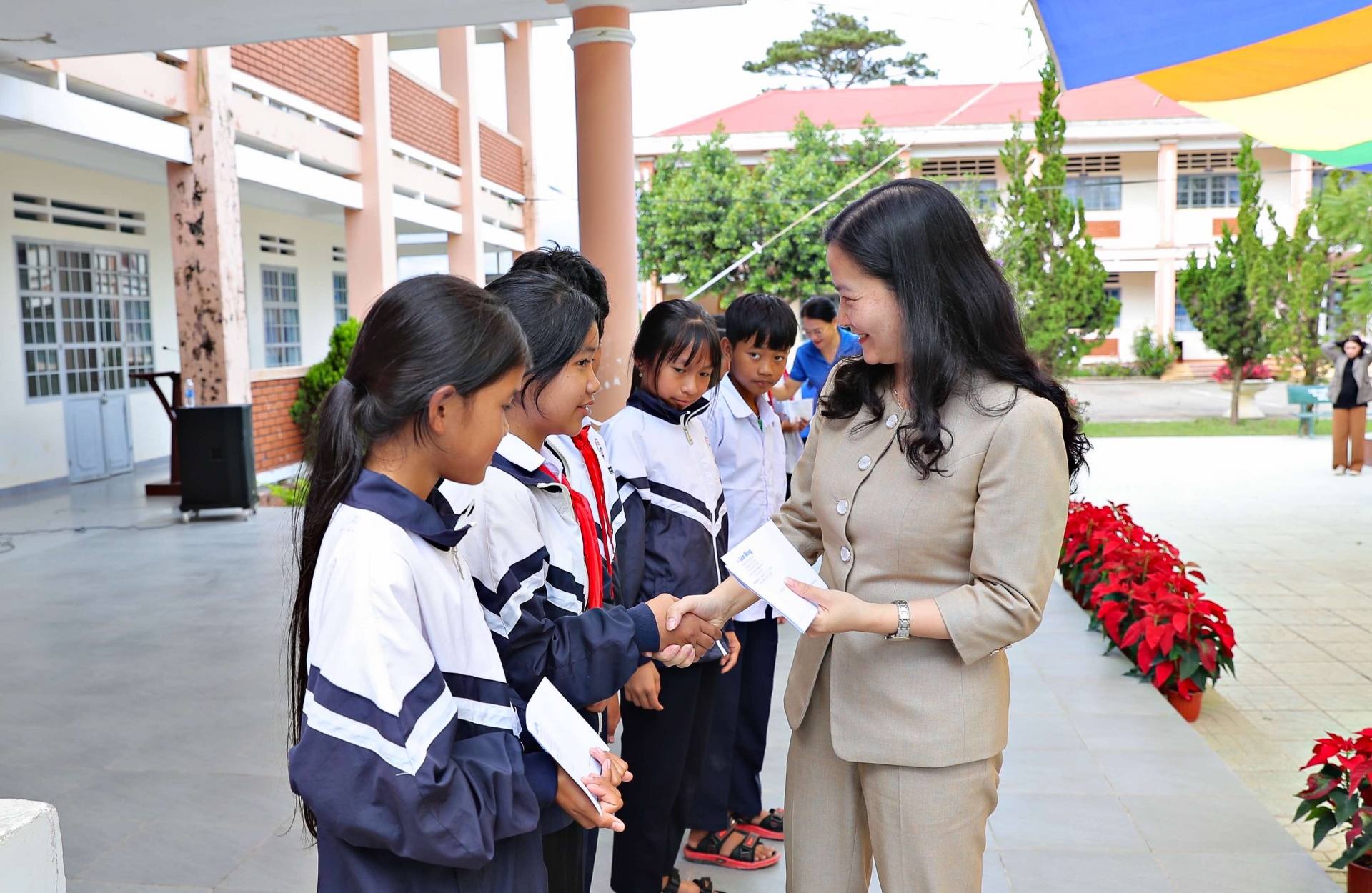 Bà Trần Thị Trúc Quỳnh, Bí thư huyện uỷ Lạc Dương trao học bổng cho các em học sinh nghèo xã Lát