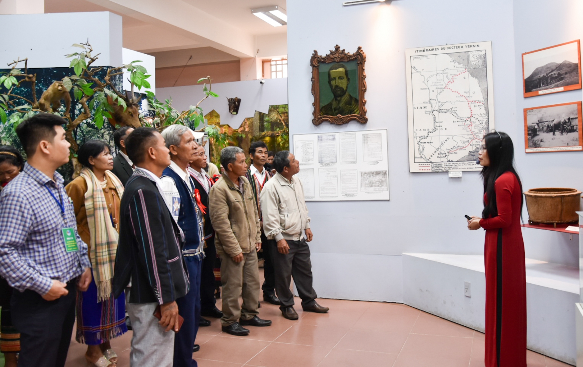 Thuyết minh viên giúp các đại biểu hiểu thêm về các nét văn hóa đặc trưng của đồng bào các DTTS 