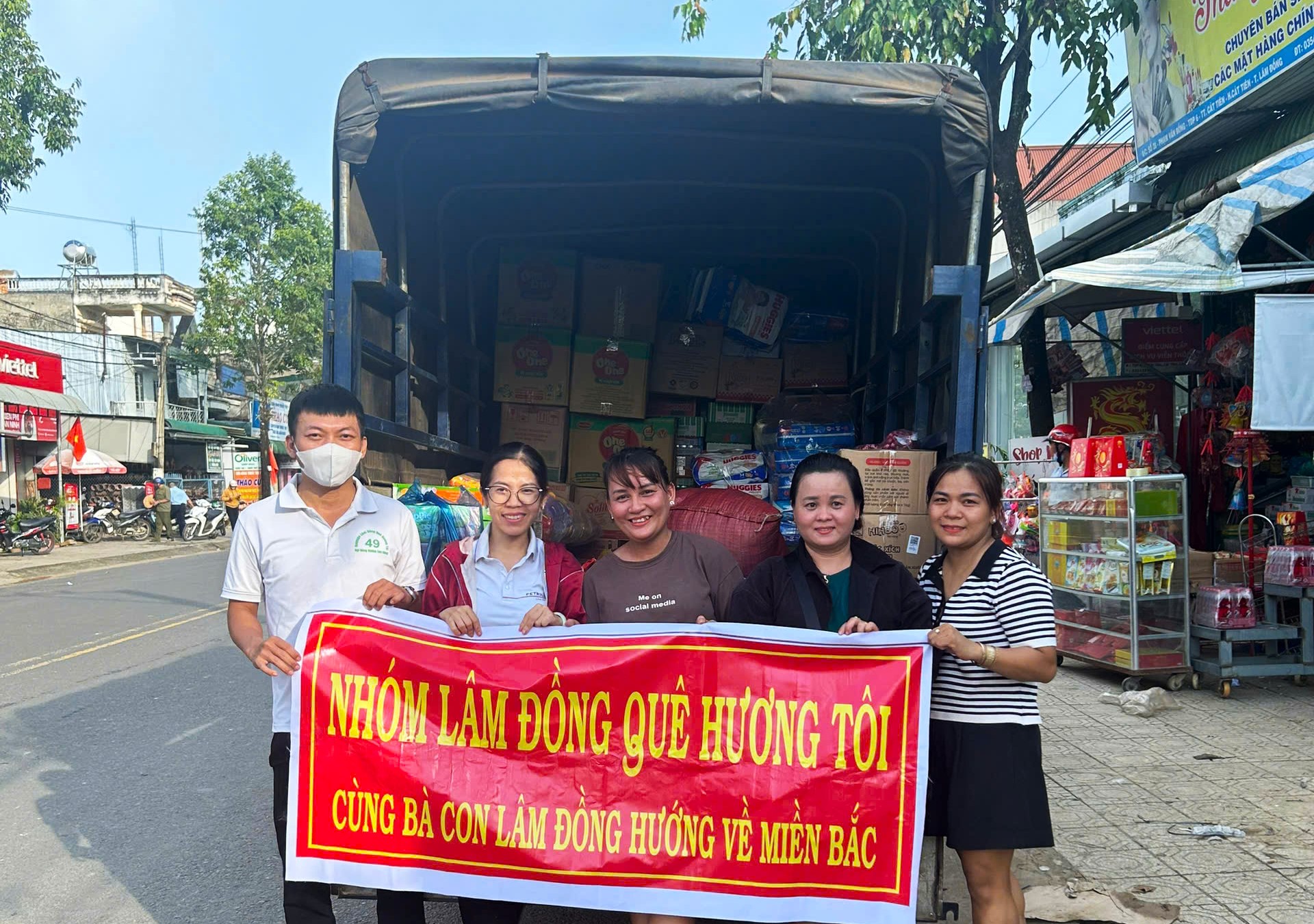 Nhóm thiện nguyện Lâm Đồng quê hương tôi góp yêu thương gửi đến đồng bào miền Bắc