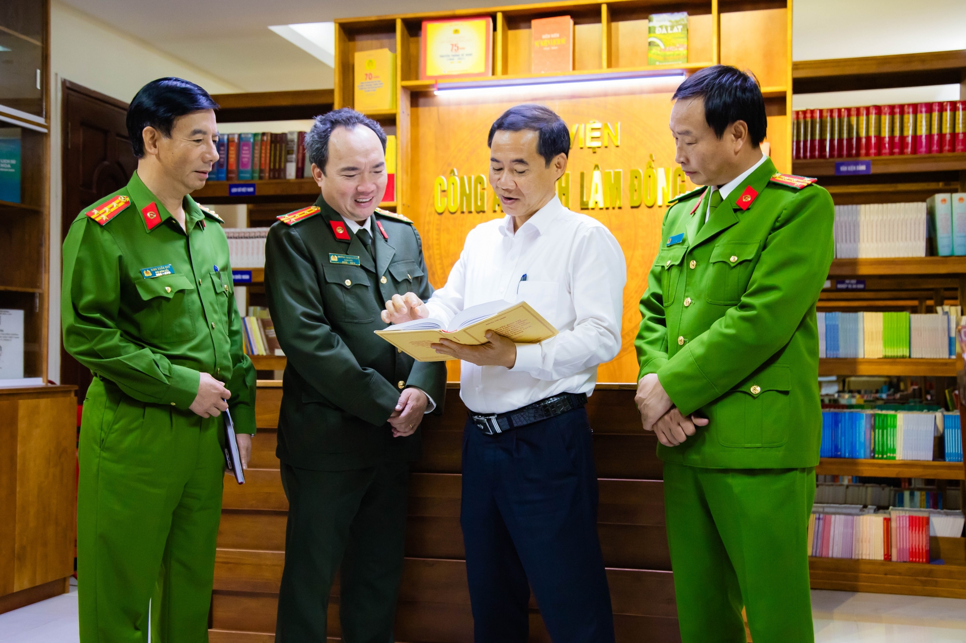 Quyền Bí thư Tỉnh ủy Nguyễn Thái Học trao đổi với Ban Giám đốc Công an tỉnh những nội dung về đấu tranh phòng, chống tham nhũng, tiêu cực trong cuốn sách của cố Tổng Bí thư Nguyễn Phú Trọng