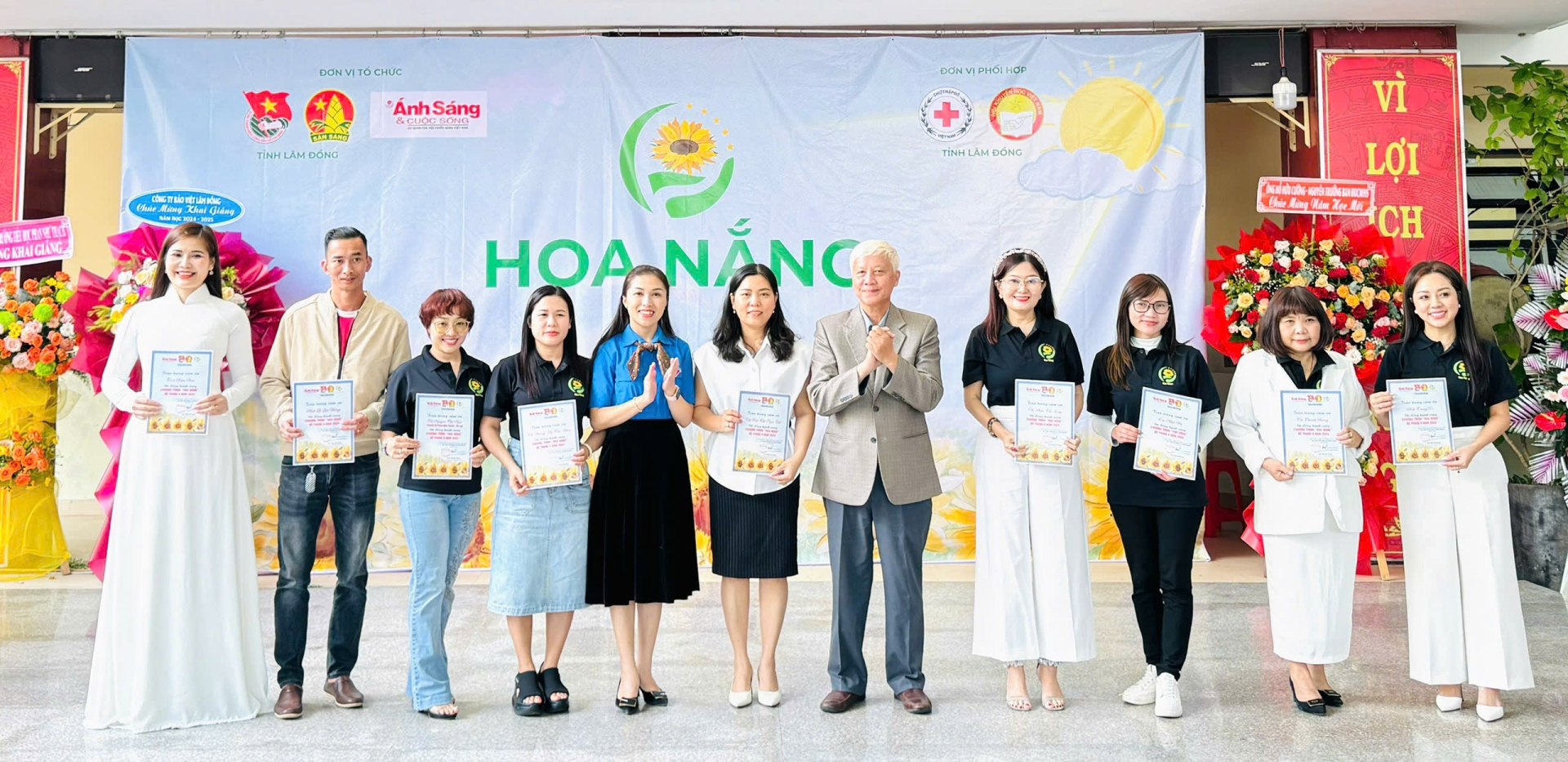 Nhiều phần quà đến với học sinh trong chương trình Hoa nắng