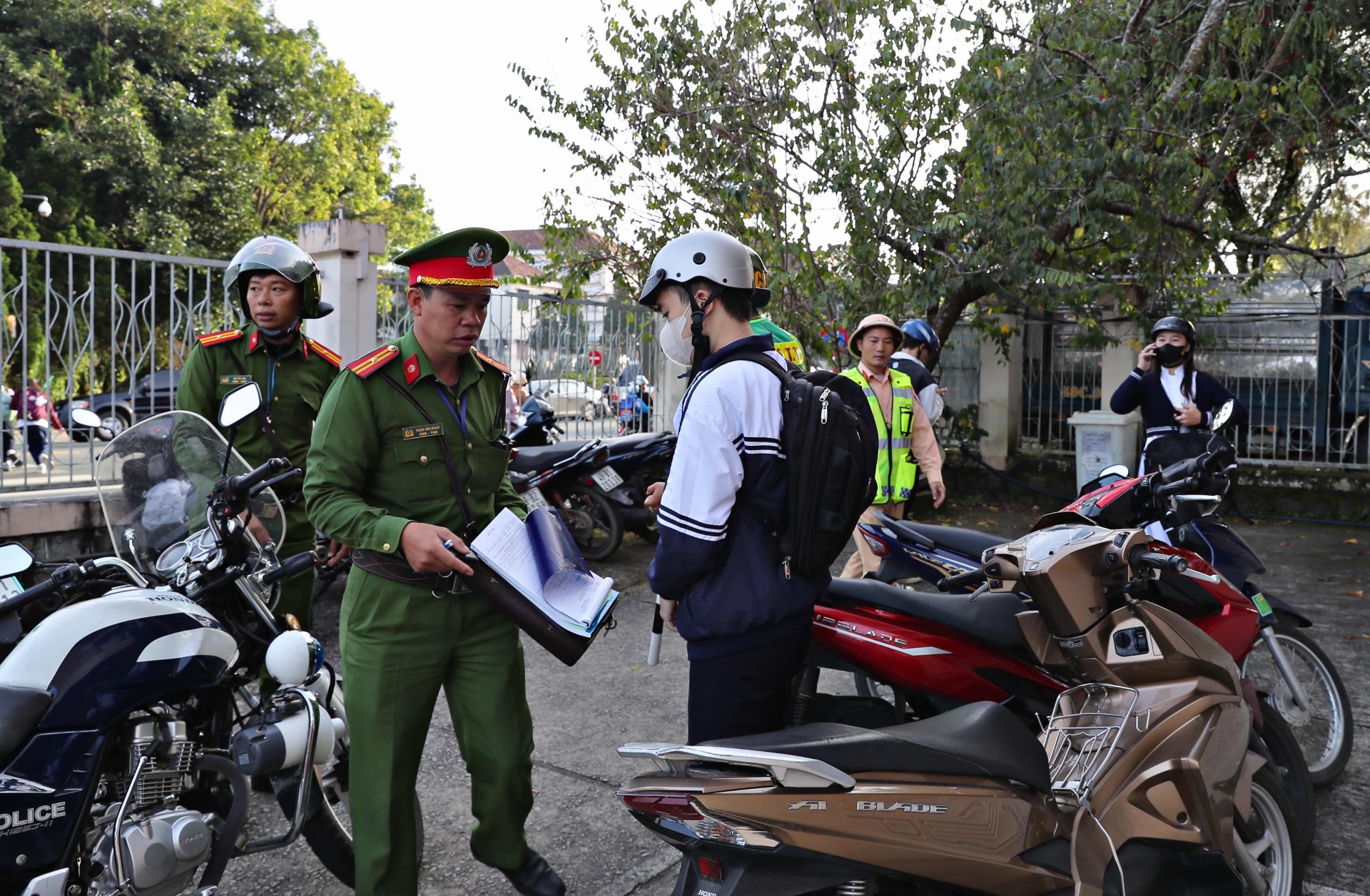 Công an Đà Lạt kiểm tra việc học sinh chấp hành quy định điều khiển phương tiện khi tham gia giao thông và phát hiện còn nhiều học sinh vi phạm