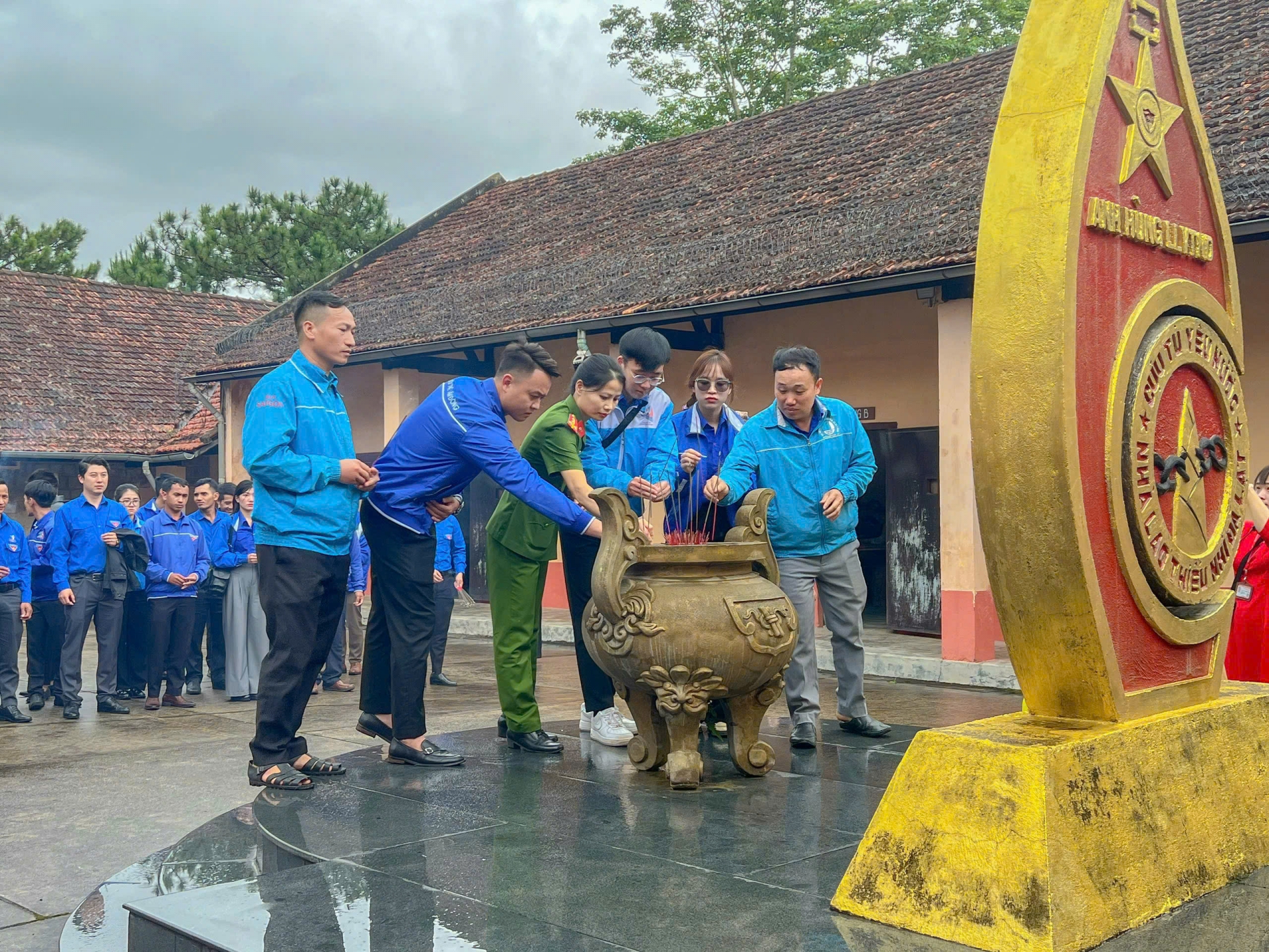 Đoàn dâng hương tại Khu di tích Quốc gia Nhà lao Thiếu nhi Đà Lạt