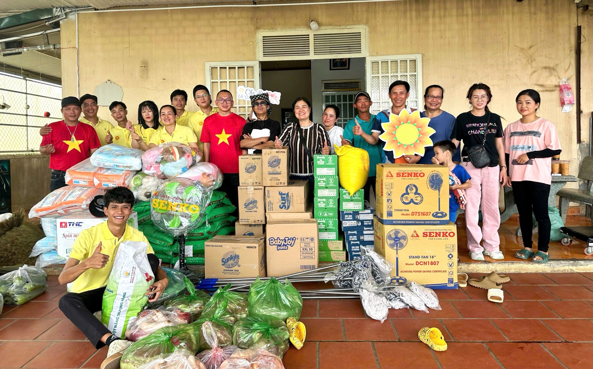 Các nhà hảo tâm trao tặng quà, thực phẩm tươi sống và các loại nhu yếu phẩm cho trẻ em tại Mái ấm Mai Chấn