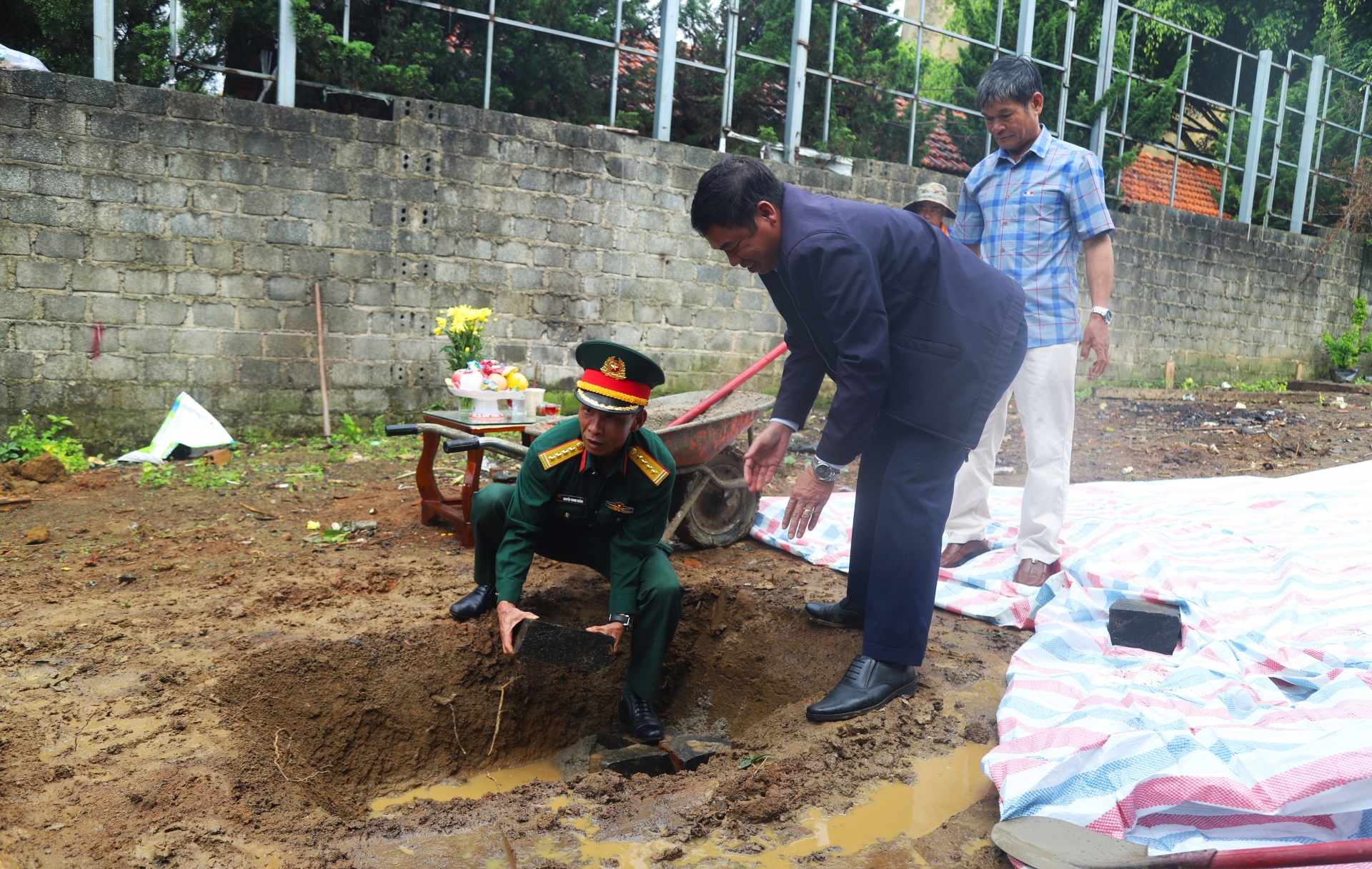 Lãnh đạo Bộ Chỉ huy Quân sự tỉnh Lâm Đồng và TP Bảo Lộc thực hiện nghi thức khởi công xây dựng nhà Tình nghĩa Quân - Dân