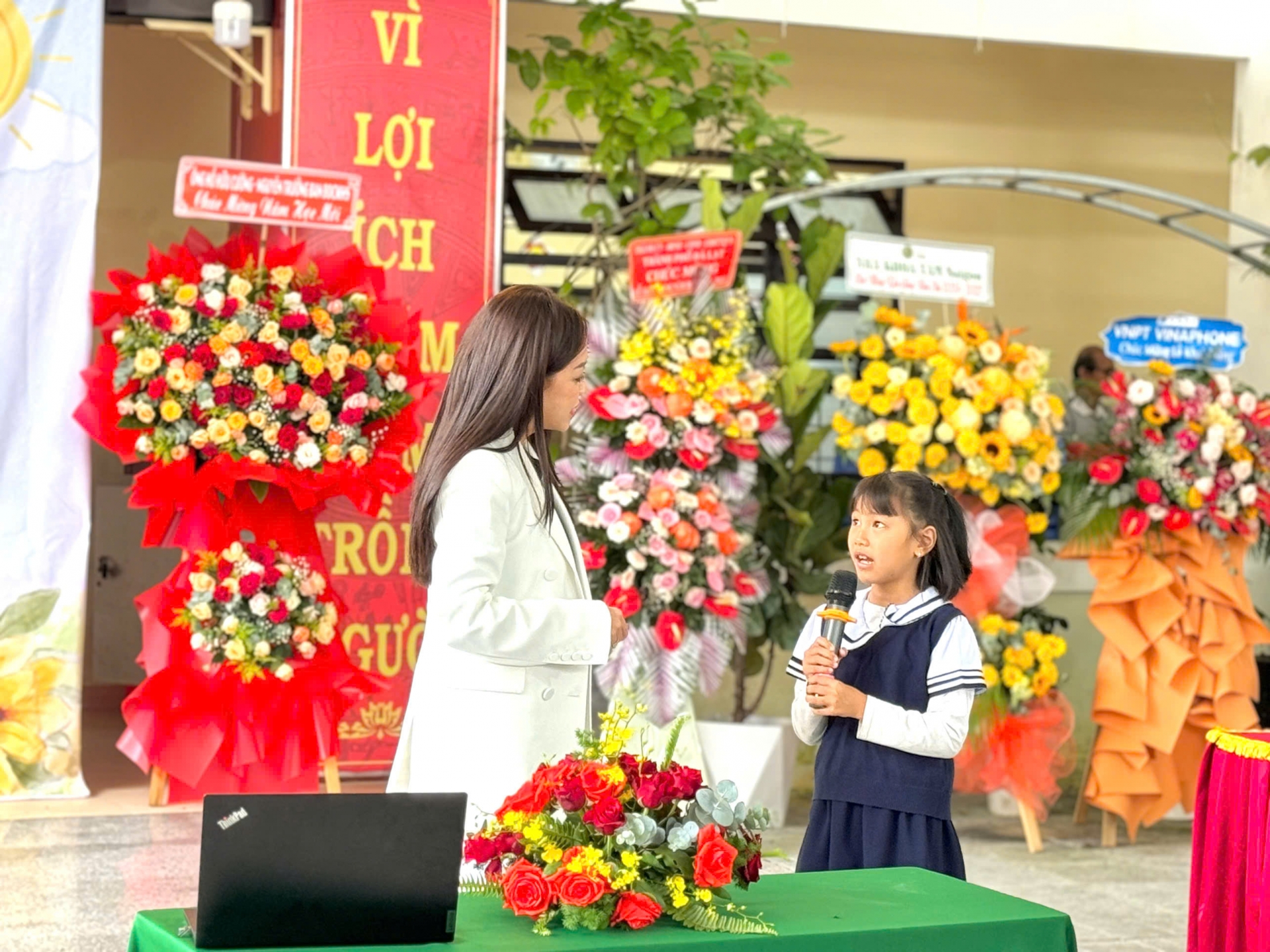 Các em học sinh giao lưu với diễn giả tại chương trình