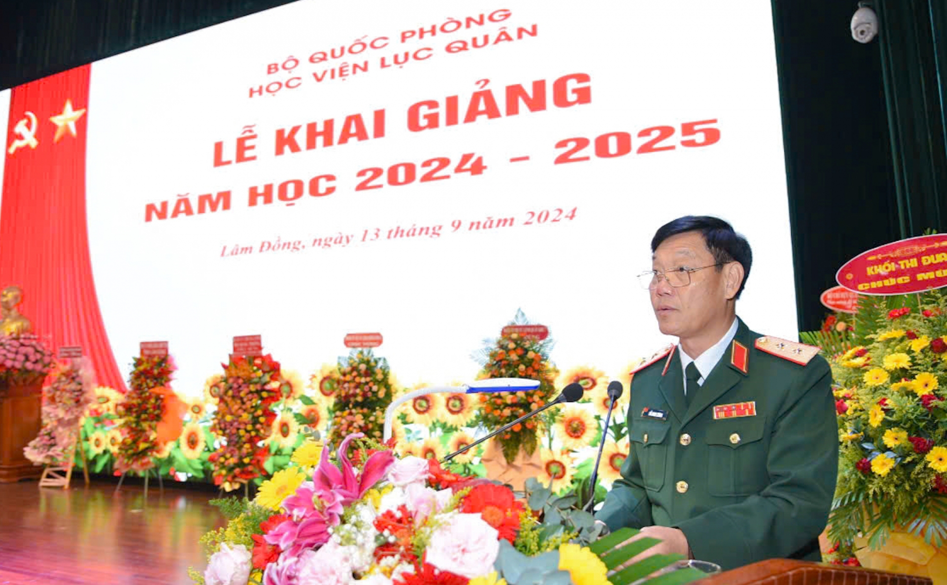 Trung tướng Đỗ Minh Xương - Giám đốc Học viện đọc diễn văn khai giảng năm học mới 