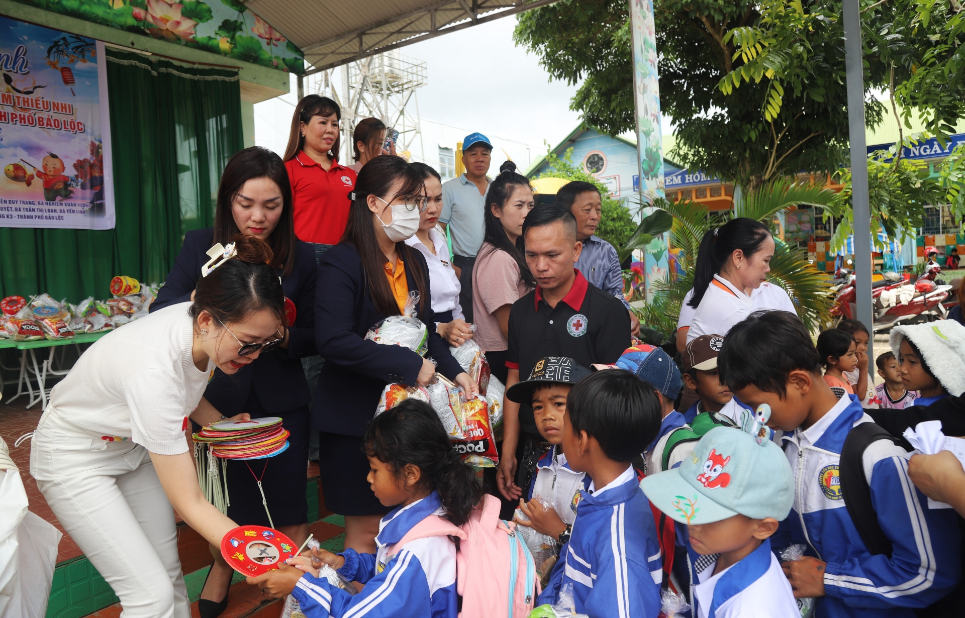 Nhà tài trợ trao tặng quà cho các cháu thiếu nhi thôn Đạ Nghịch