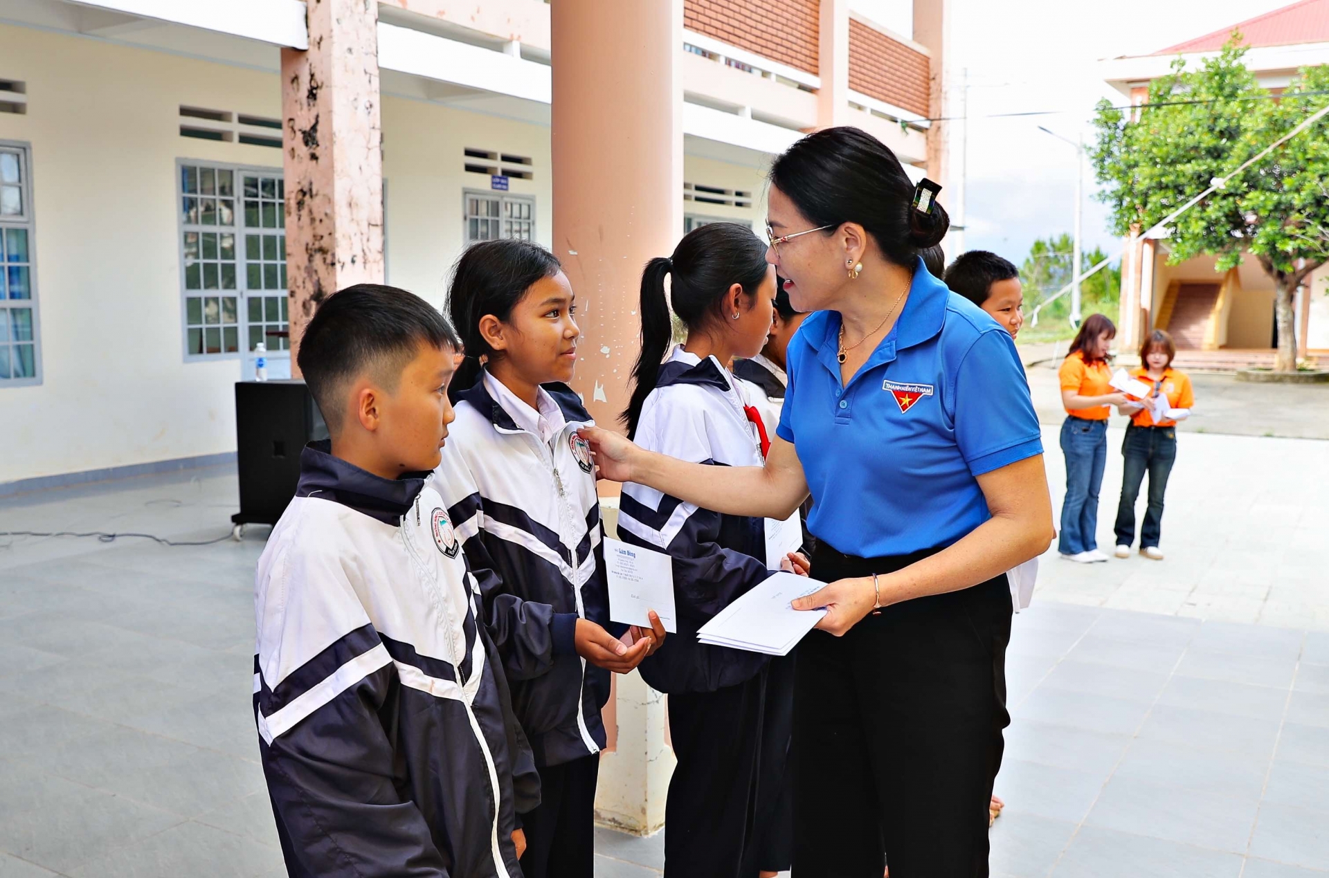 Nhà báo Hồ Thị Lan - Tổng Biên tập Báo Lâm Đồng trao học bổng cho các em học sinh nghèo xã Lát