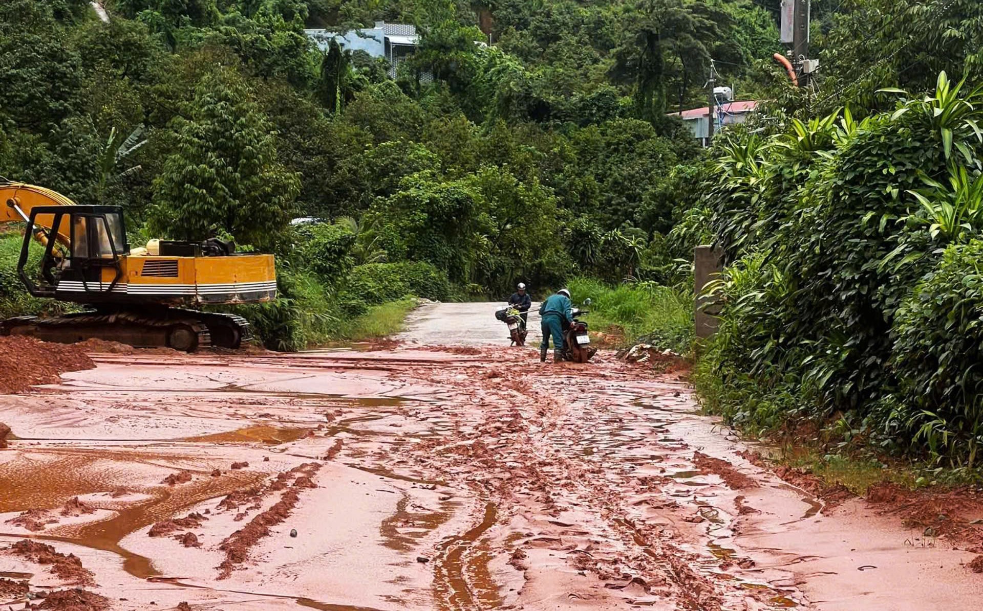 Mưa lớn kéo theo bùn đất vùi lấp một đoạn đường trên địa bàn xã Mađaguôi không thể lưu thông qua lại