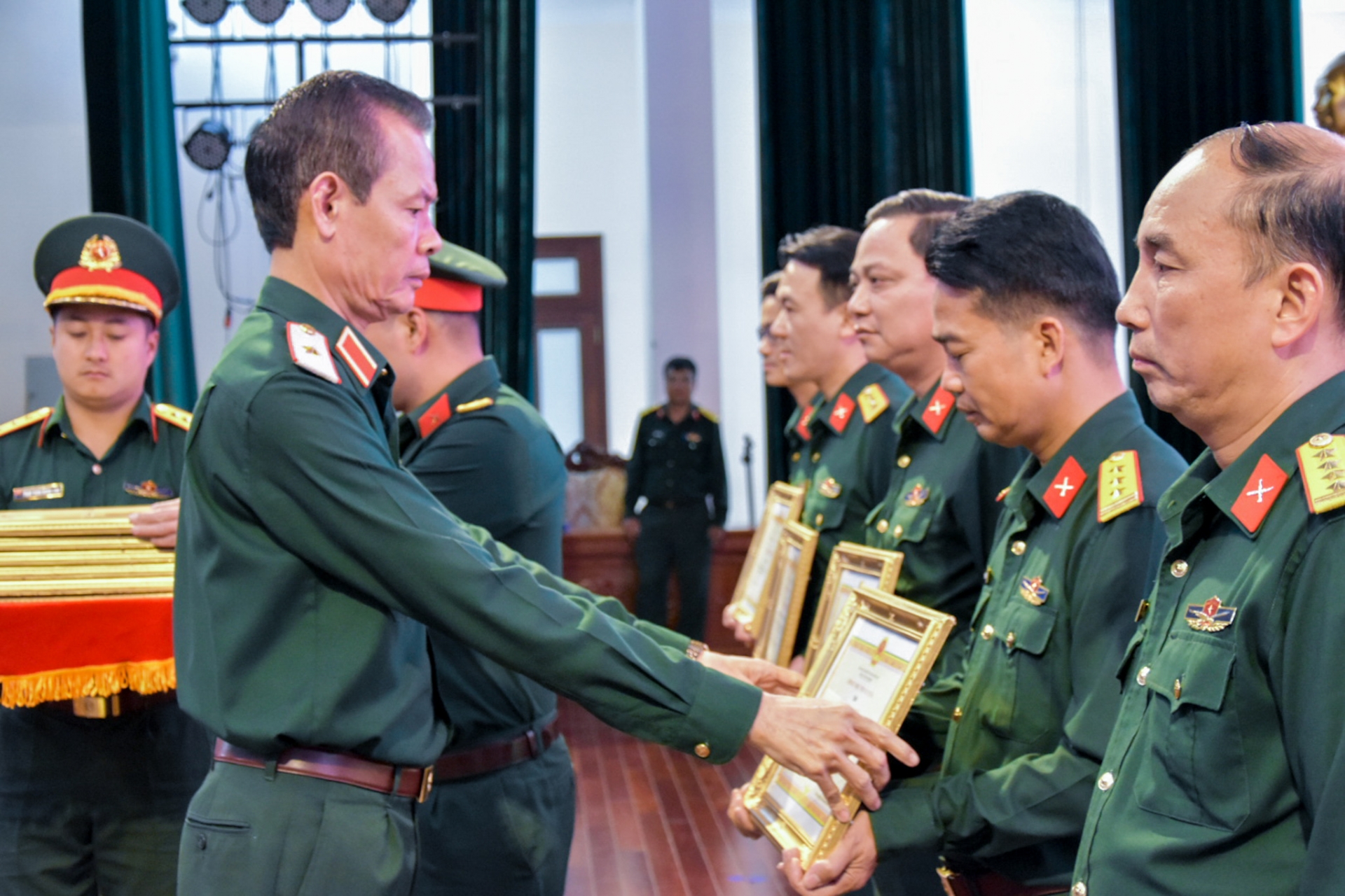  Thiếu tướng Tống Phú - Phó Giám đốc Học viện Lục quân trao khen thưởng cho các cá nhân, tập thể 