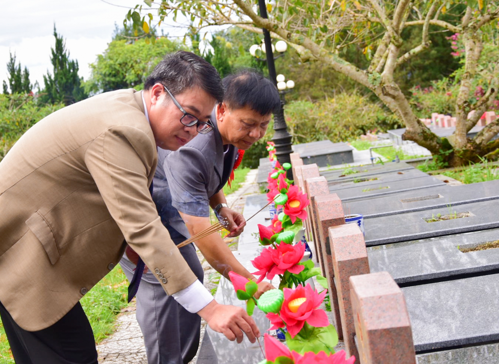 Đại biểu thành kính thắp hương tại từng phần mộ liệt sĩ 