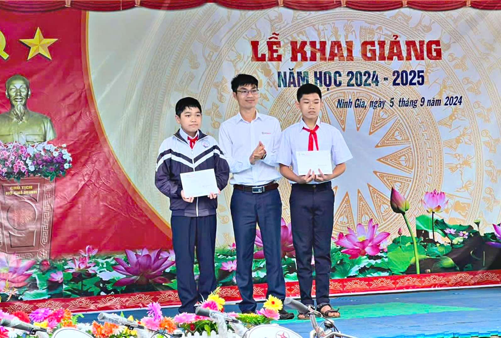 Đoàn Thanh niên Công ty trao 2 suất học bổng cho học sinh Trường THCS Ninh Gia