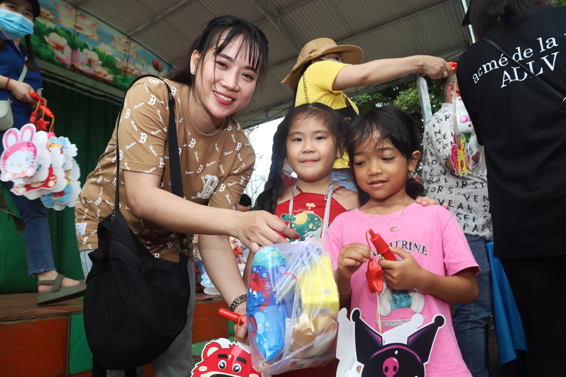 Các nhà hảo tâm trao tặng quà Trung thu cho các cháu thiếu nhi thôn Đạ Nghịch