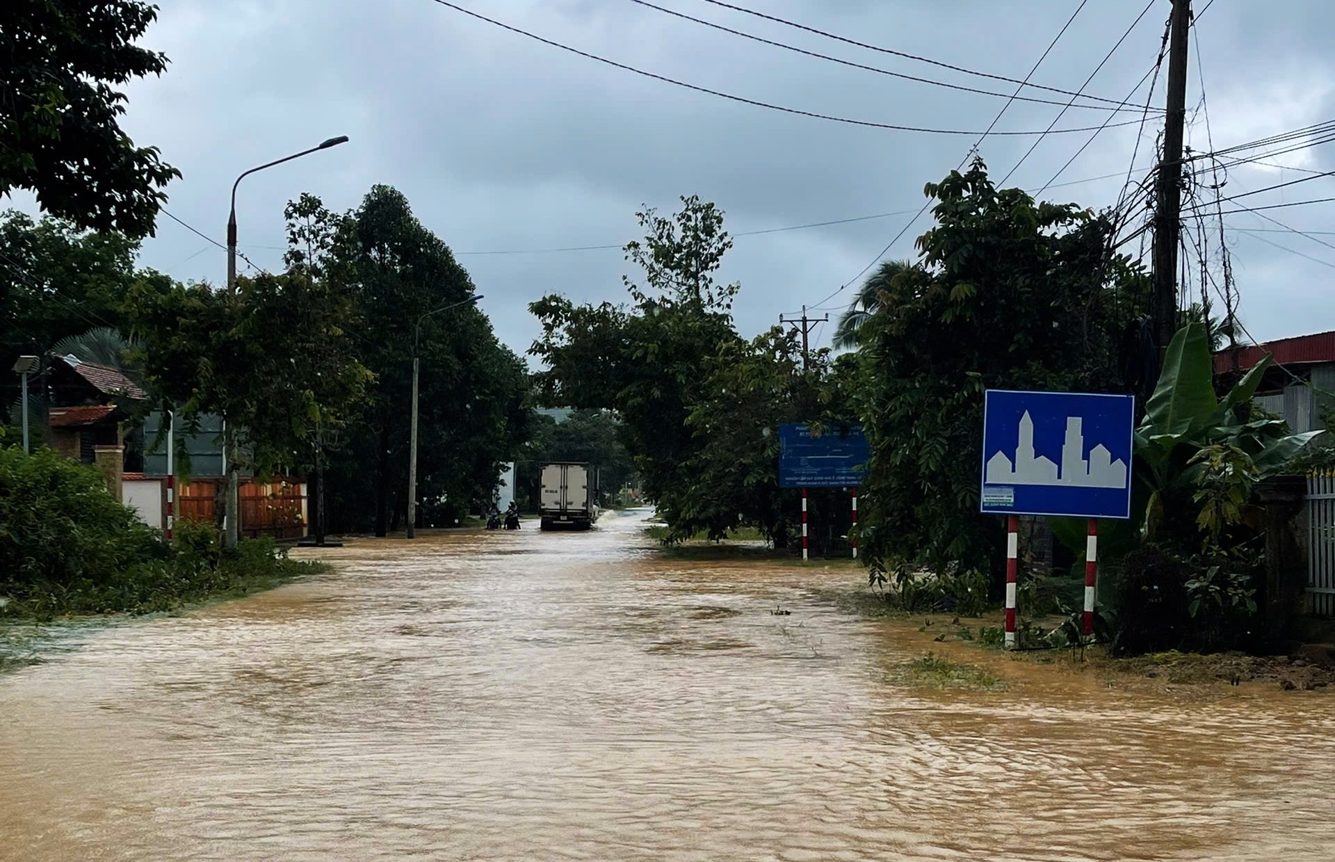 Một tuyến đường nội thị trên địa bàn thị trấn Mađaguôi ngập sâu do mưa lớn