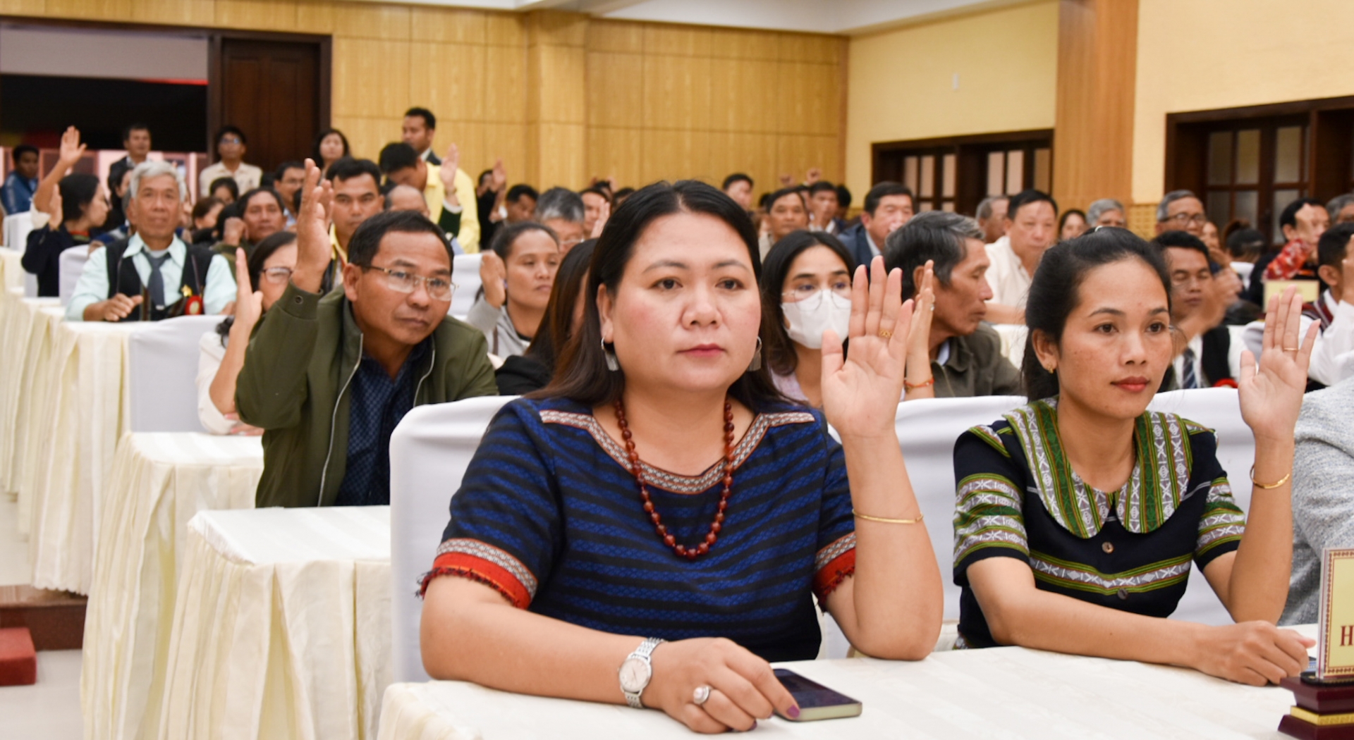 Các đại biểu biểu quyết bầu đoàn Chủ tịch, Thư ký và thông qua Nội quy Đại hội, tại phiên trù bị Đại hội 