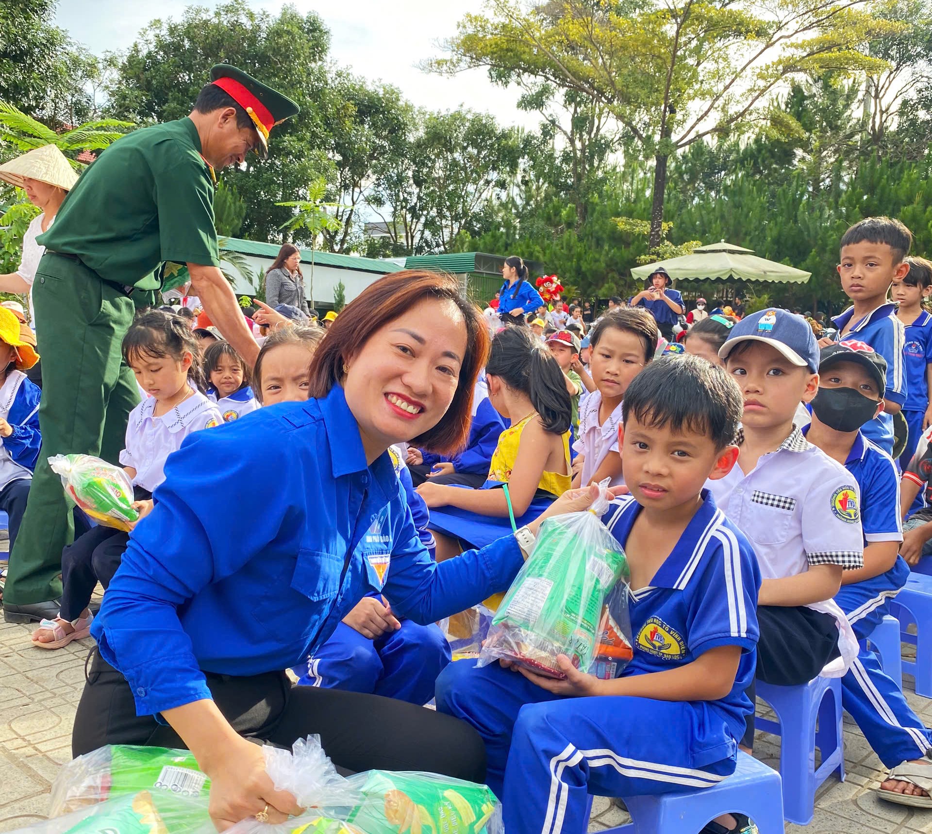 Cán bộ, chiến sĩ và cán bộ Thành Đoàn Bảo Lộc trao tặng quà trung thu cho các em học sinh