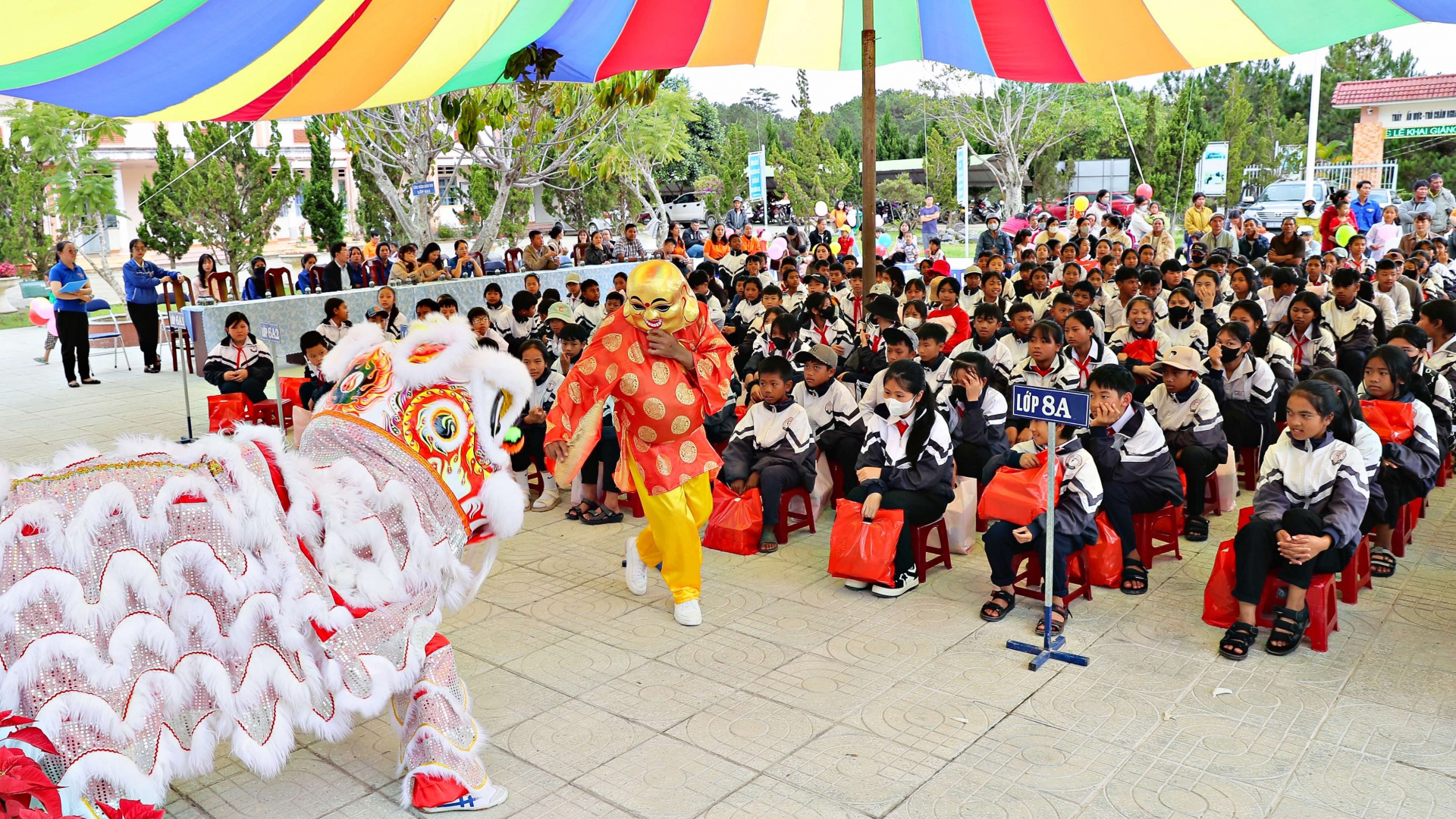 Chi đoàn Báo Lâm Đồng trao tặng quà trung thu và học bổng cho học sinh Trường THCS Xã Lát