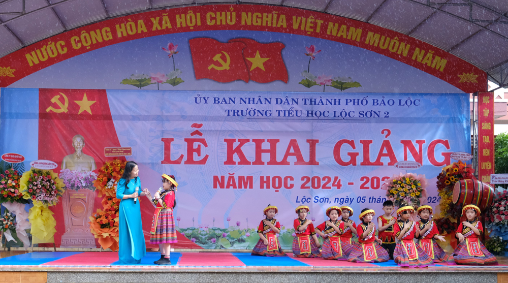 Văn nghệ chào mừng khai giảng năm học mới