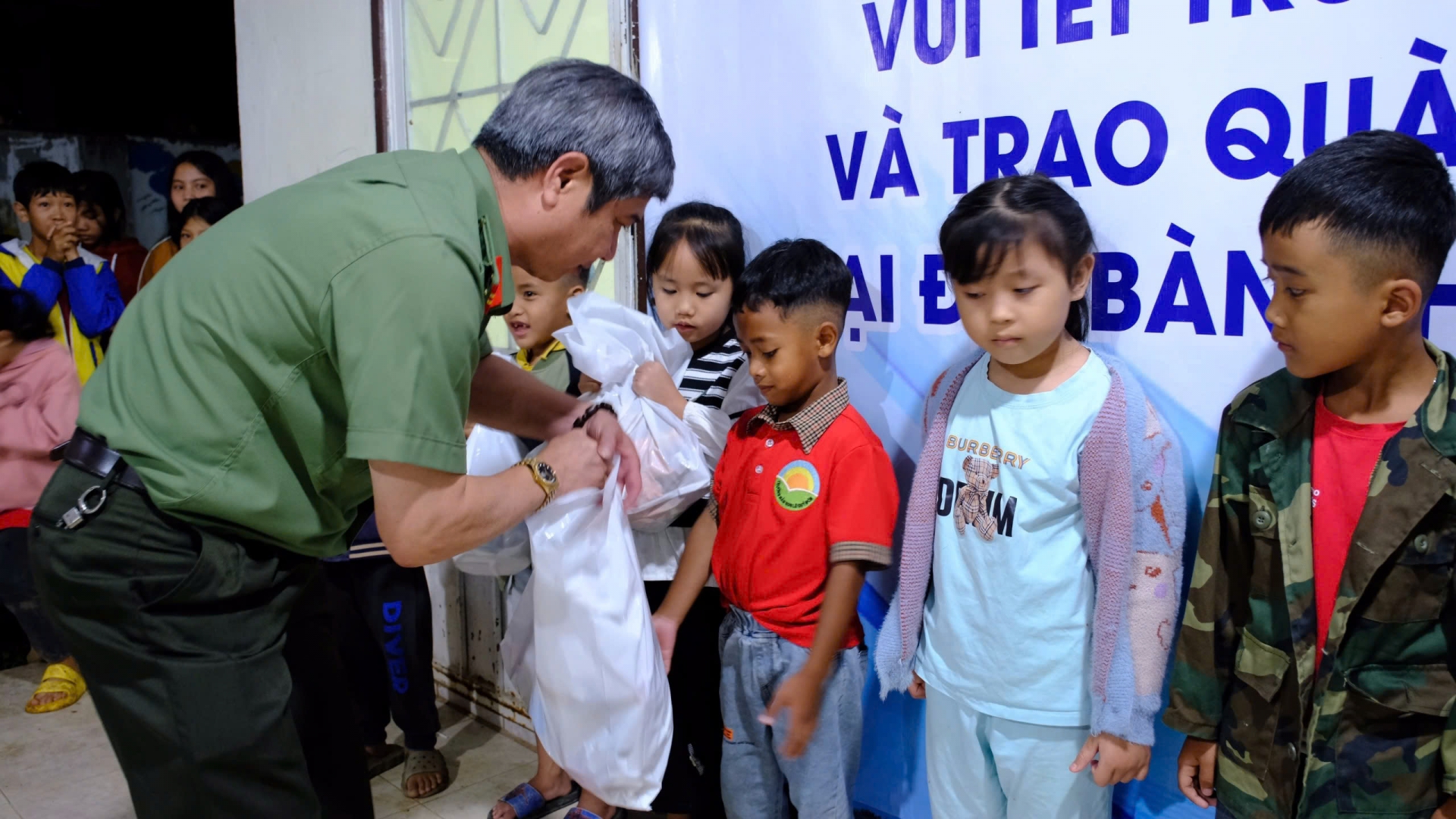 Lãnh đạo Công an tỉnh tặng quà cho các em thiếu nhi