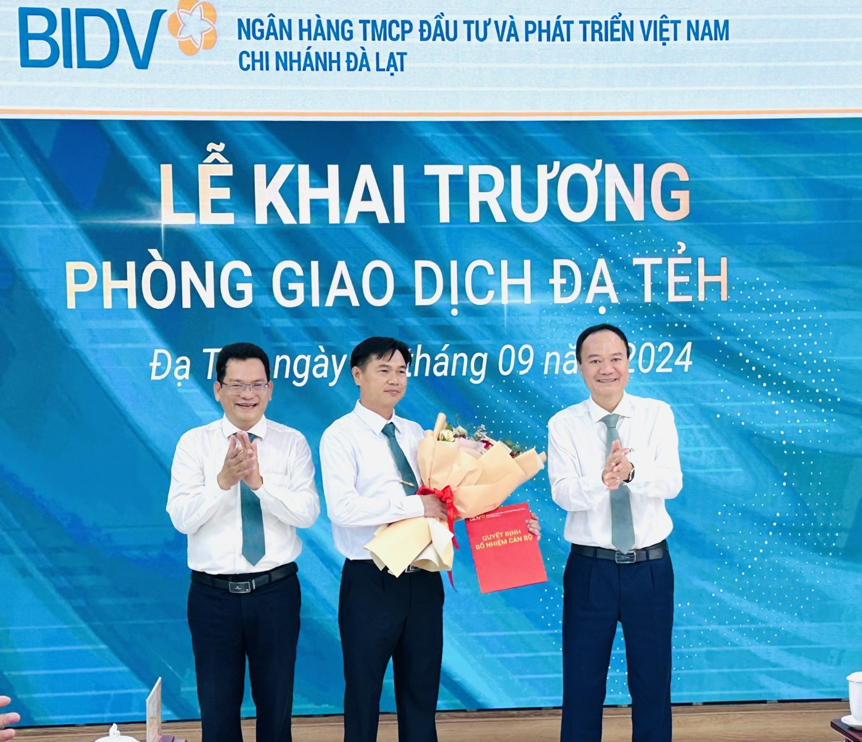 Trao quyết định điều động cán bộ và tặng hoa chúc mừng Giám đốc Phòng Giao dịch Đạ Tẻh cho ông Trần Ngọc