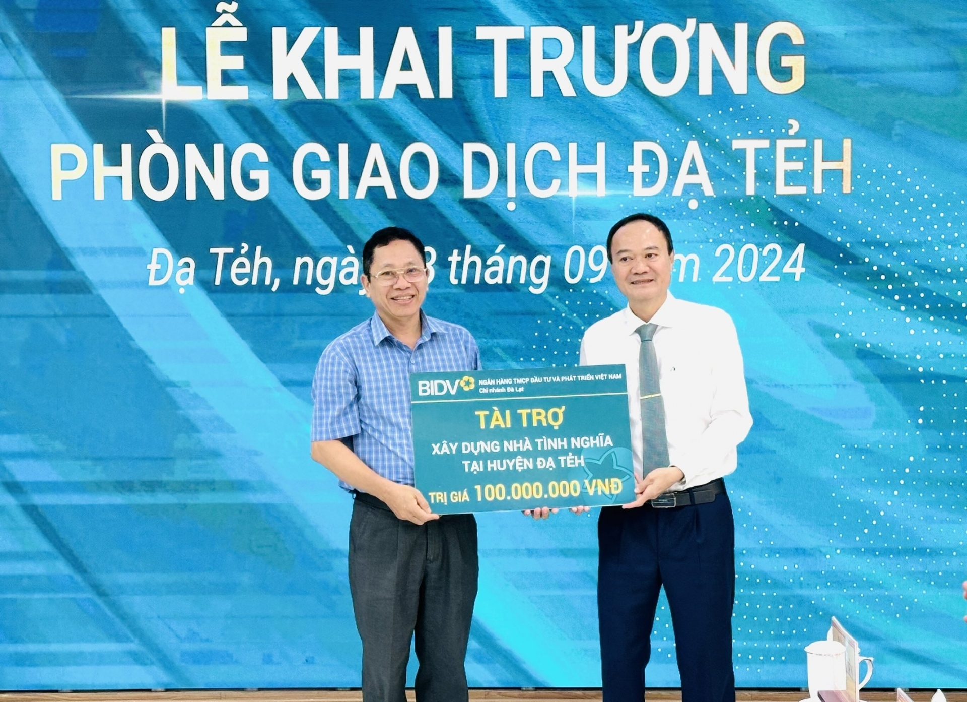 Ông Phạm Xuân Hùng – Giám đốc BIDV Chi nhánh Đà Lạt trao tài trợ 100 triệu đồng để xây nhà tình nghĩa cho Ủy ban MTTQ Việt Nam huyện Đạ Tẻh