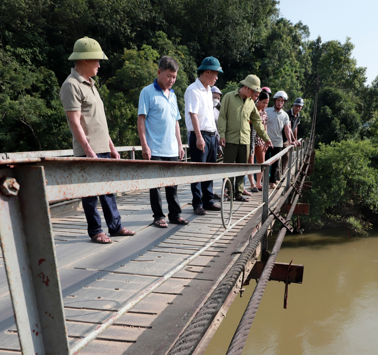 Cầu Tân Điền (xã Kim Ngọc, huyện Bắc Quang) đã hư hỏng nặng, tiềm ẩn nhiều nguy hiểm cho người và phương tiện lưu thông qua đây