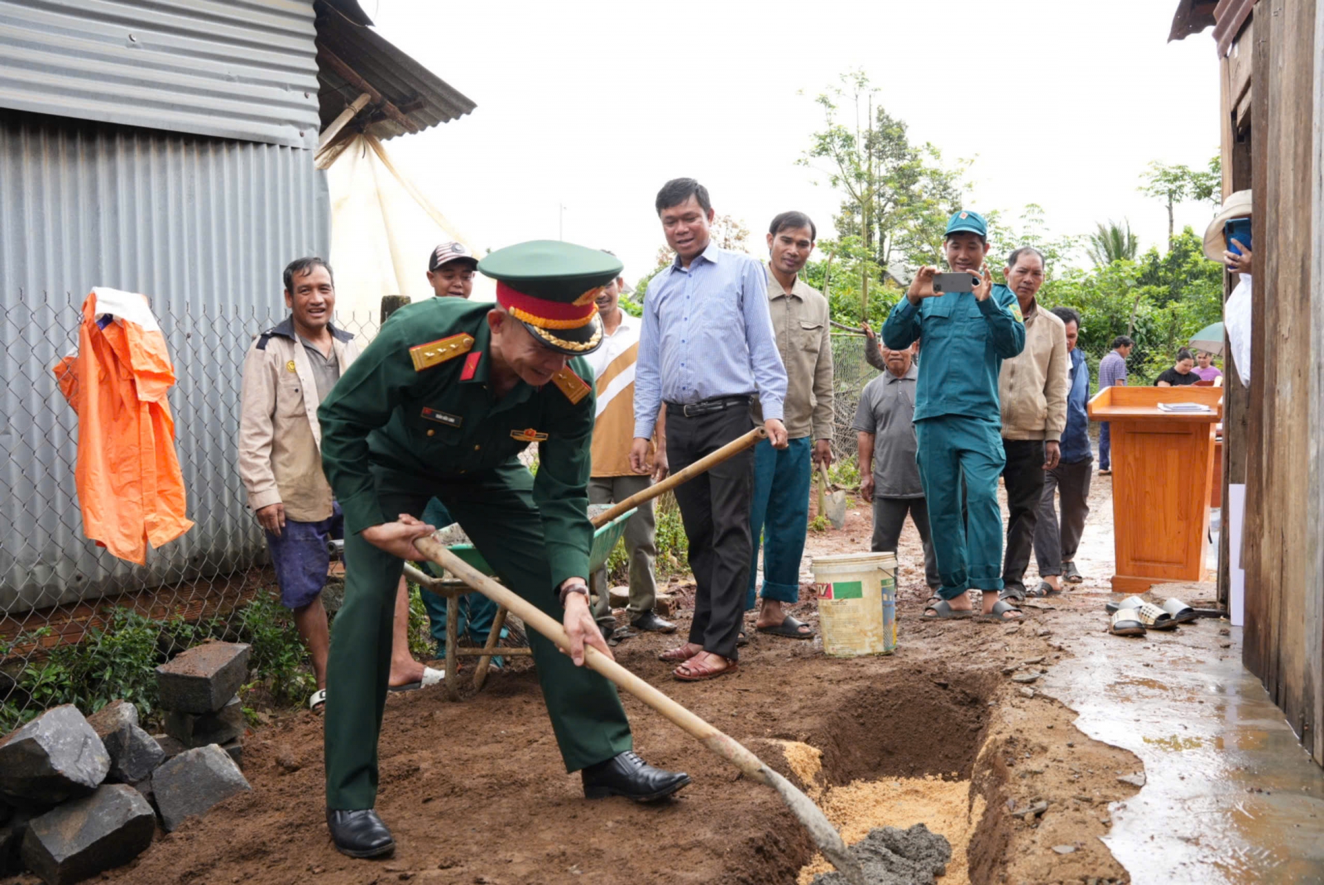 Đồng đội tham gia đào móng, khởi công ngôi nhà