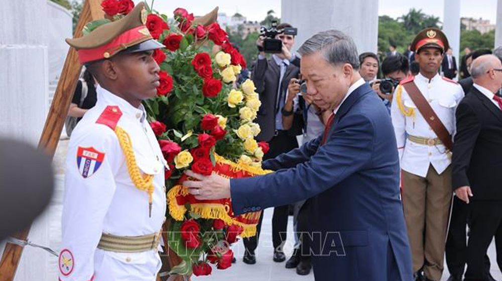 Tổng Bí thư, Chủ tịch nước Tô Lâm đặt hoa tưởng niệm Anh hùng dân tộc Cuba Jose Marti