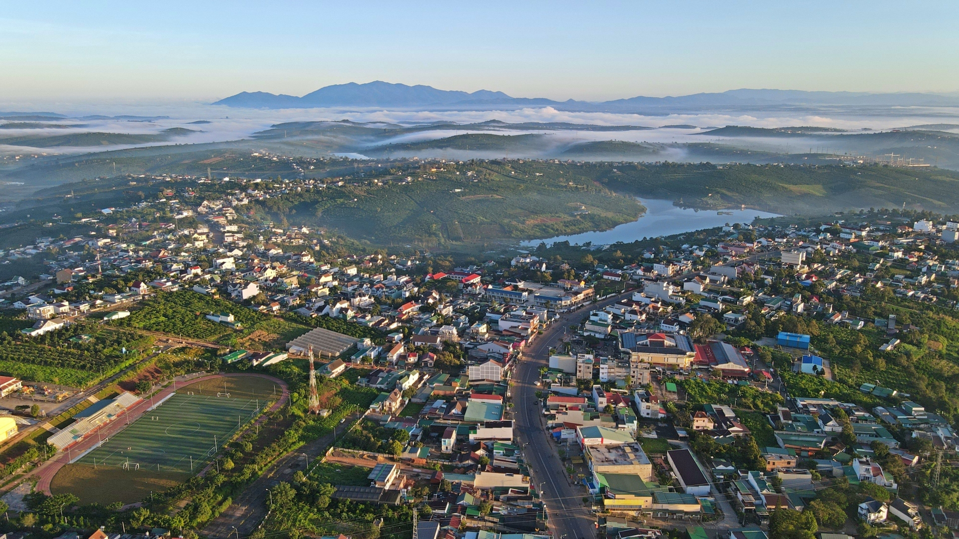 Thị trấn Di Linh là trung tâm chính trị, kinh tế, văn hoá của huyện Di Linh 