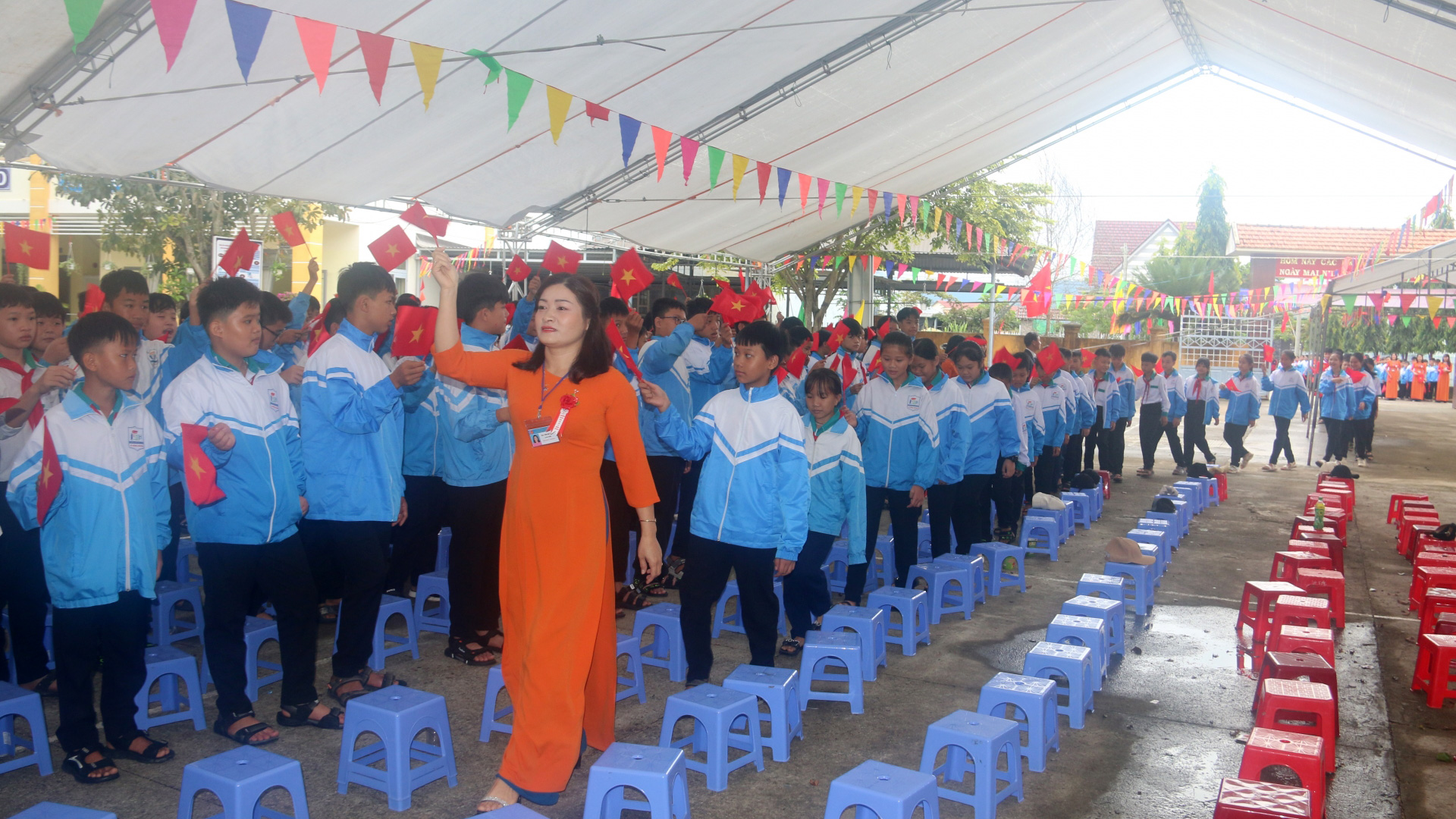 Thầy cô giáo và các em học sinh khối 7, 8, 9 vui mùng chào đón các em học sinh khối 6