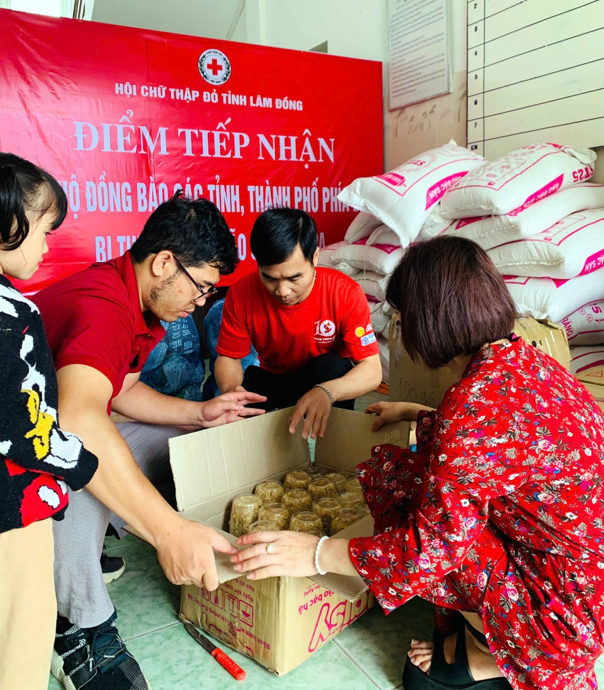 Tại điểm tiếp nhận hàng ở Hội Chữ tập đỏ tỉnh Lâm Đồng, các cán bộ, hội viên, tình nguyện viên làm việc đến 10 giờ tối