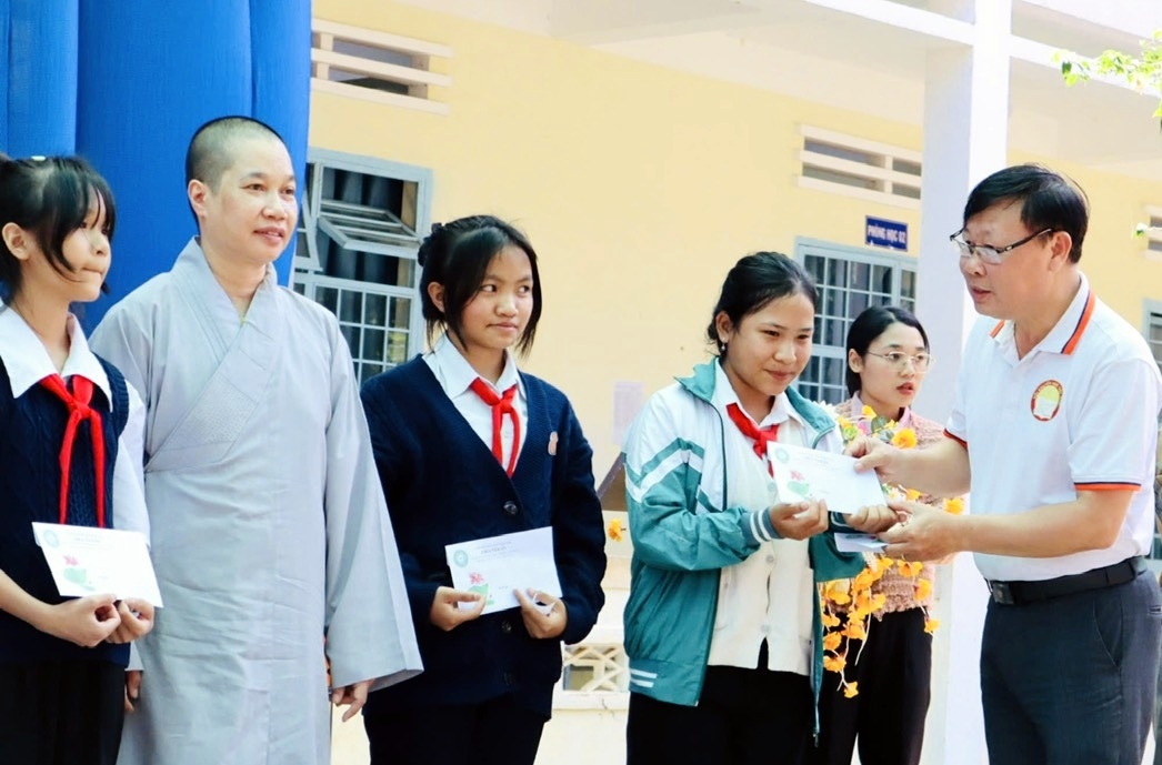 Ông Đỗ Hoàng Tuấn –Phó Chủ tịch Hội Khuyến học tỉnh Lâm Đồng trao học bổng cho học sinh nghèo hiếu học