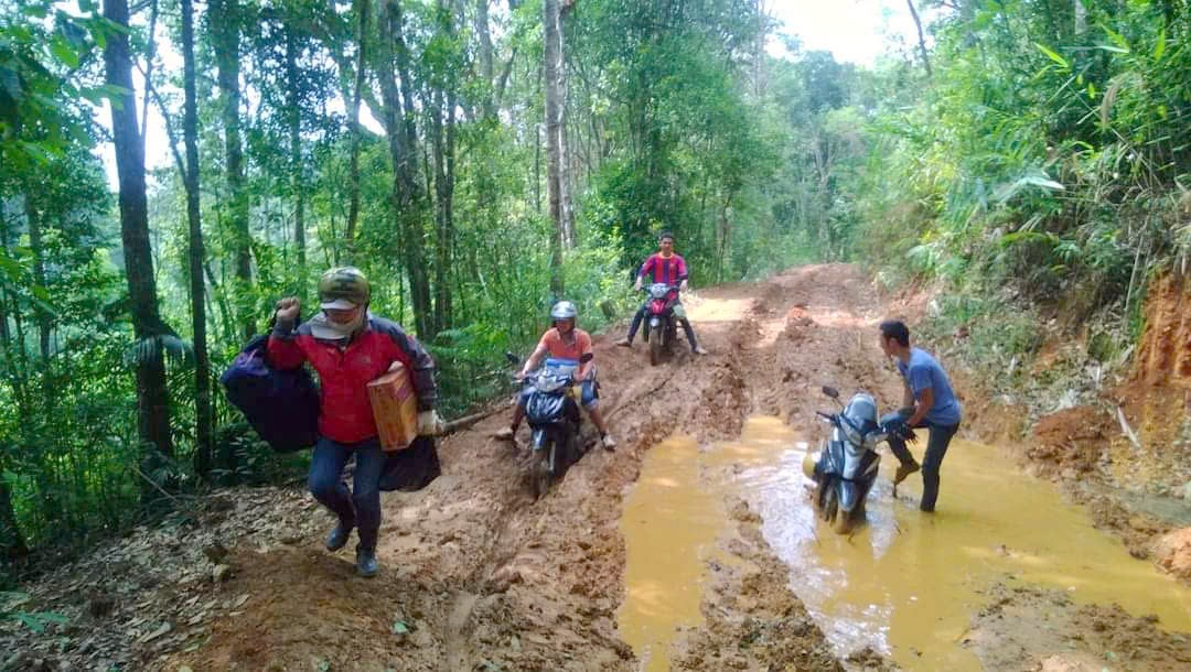 Trung tâm Kiểm soát bệnh tật Lâm Đồng đưa vắc xin vào vùng sâu Đam Rông để tiêm phòng bệnh sởi cho trẻ em