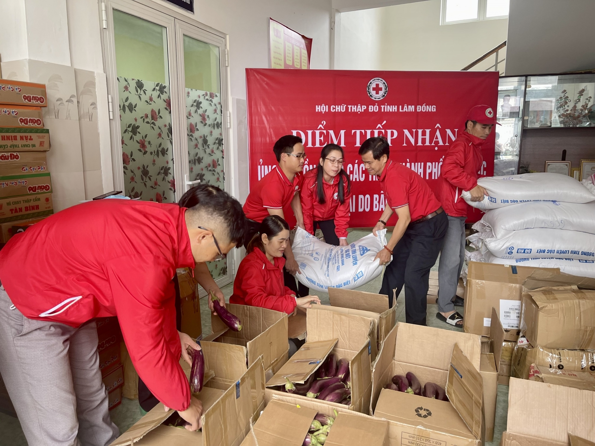 Điểm tiếp nhận hàng ủng hộ đồng bào miền Bắc tại Hội Chữ thập đỏ tỉnh 