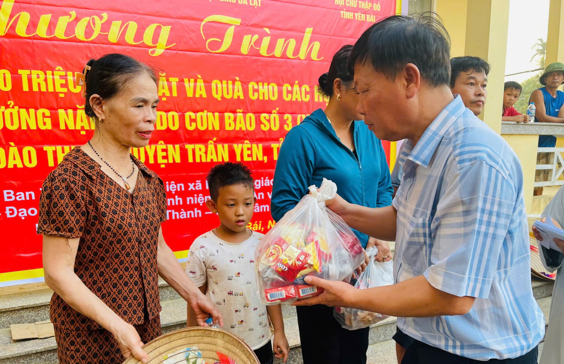 Ông Đỗ Hoàng Tuấn - Phó Chủ tịch Hội Khuyến học tỉnh Lâm Đồng trao quà cho các hộ khó khăn ở Yên Bái