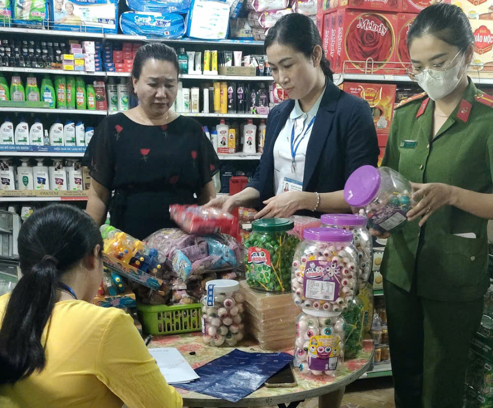 Đoàn kiểm tra liên ngành huyện Lâm Hà kiểm tra các cơ sở kinh doanh dịp Tết Trung thu