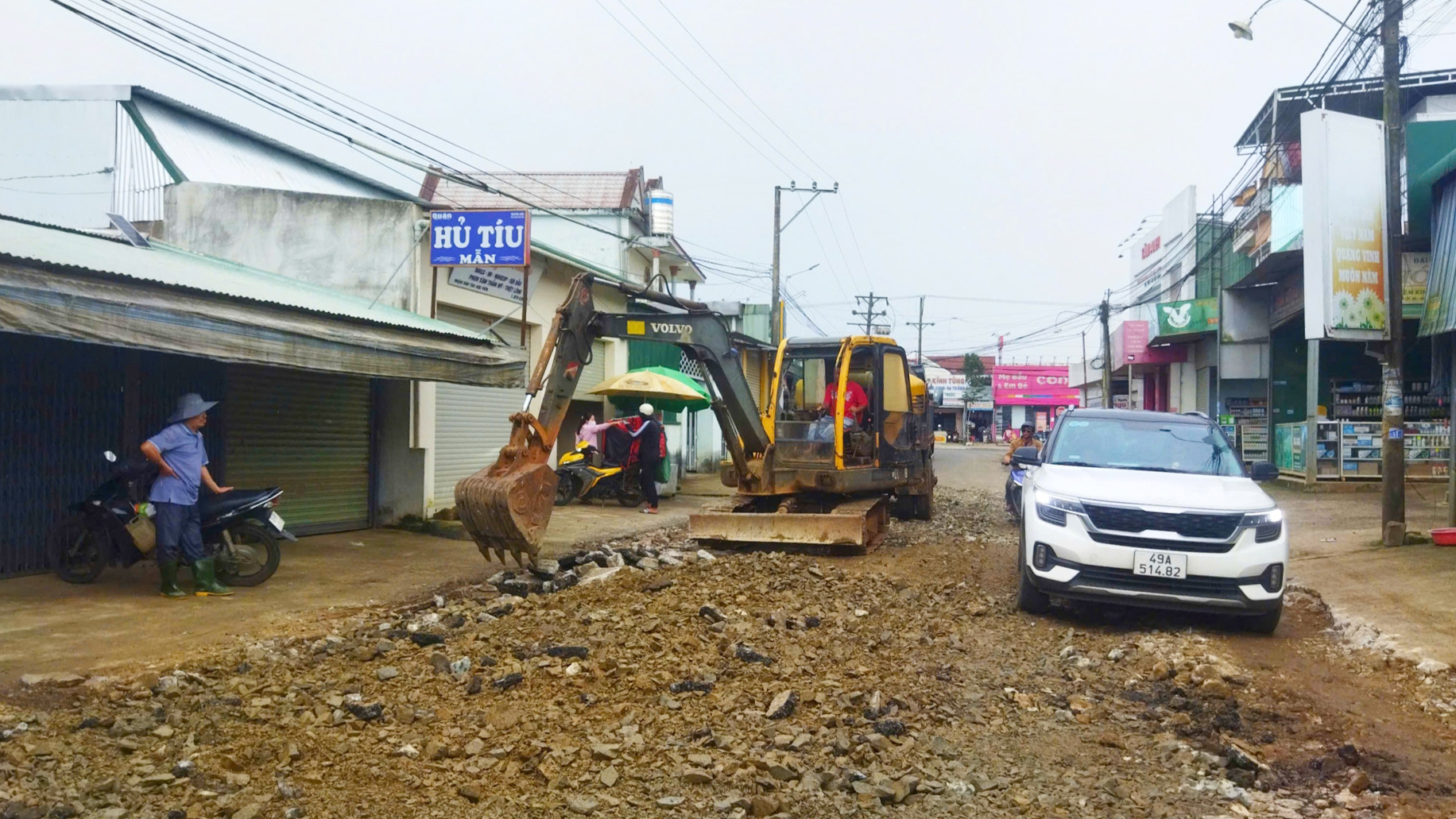 Đơn vị chức năng huyện Bảo Lâm đang sửa chữa đoạn đường bị hư hỏng, xuống cấp