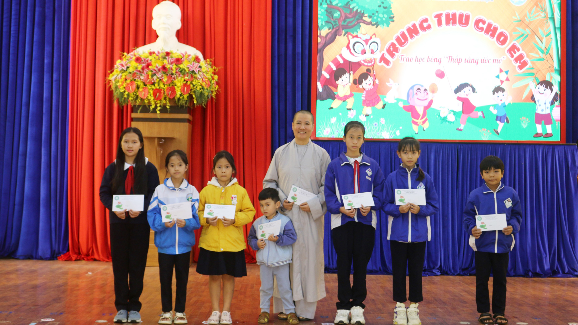 Chùa Tâm Ấn trao học bổng cho học sinh có hoàn cảnh khó khăn