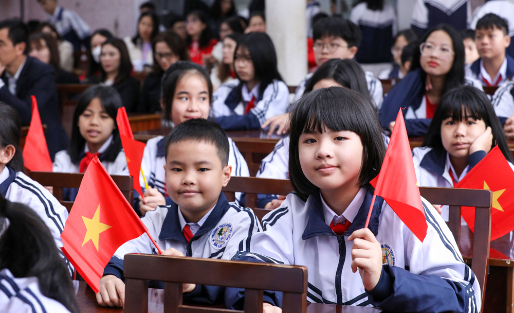 Những học sinh khối lớp 6 vừa trúng tuyển vào trường tham dự lễ khai giảng 