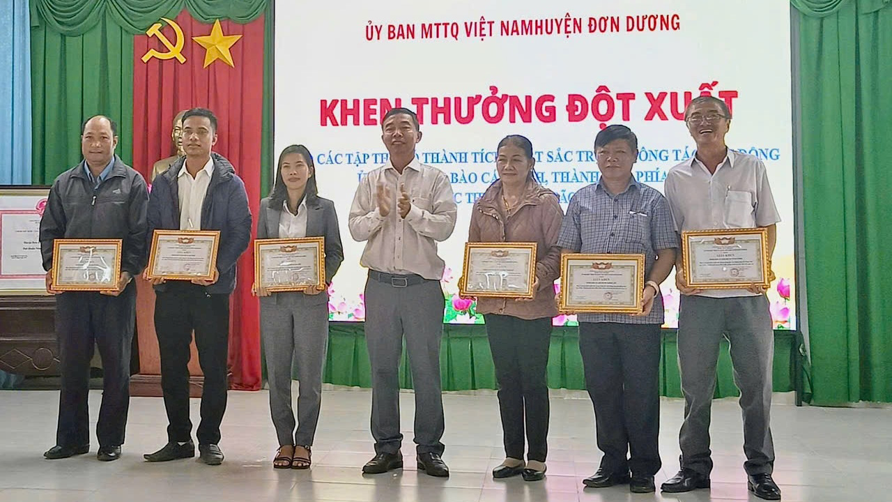 Ủy ban MTTQ Việt Nam huyện Đơn Dương khen thưởng đột xuất cho 6 tập thể có thành tích xuất sắc trong công tác vận động ủng hộ đồng bào các tỉnh, Thành phố phía Bắc