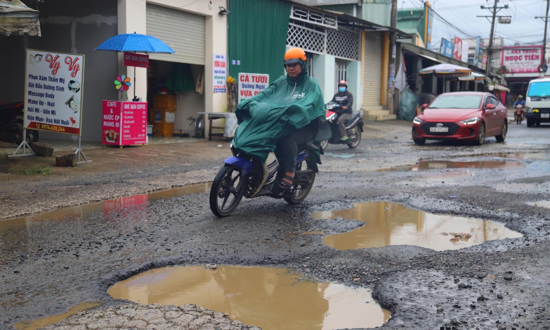 Đoạn đường hư hỏng xuất hiện nhiều hố sâu