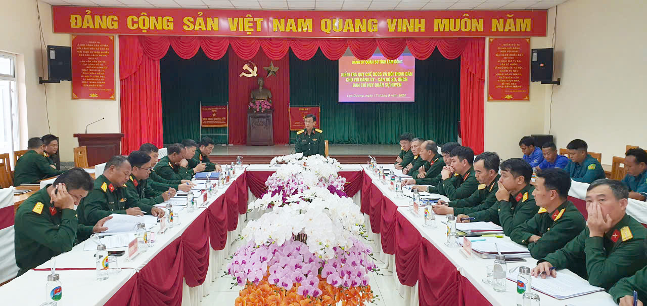 Đại tá Nguyễn Thanh Quảng chủ trì việc kiểm tra việc thực hiện quy chế dân chủ cơ sở và đối thoại dân chủ với cán bộ, chiến sĩ LLVT huyện Lạc Dương