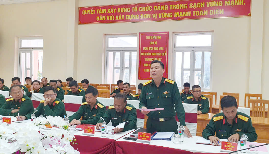 Đại diện Ban CHQS huyện Lạc Dương báo cáo tình hình thực hiện quy chế dân chủ tại đơn vị