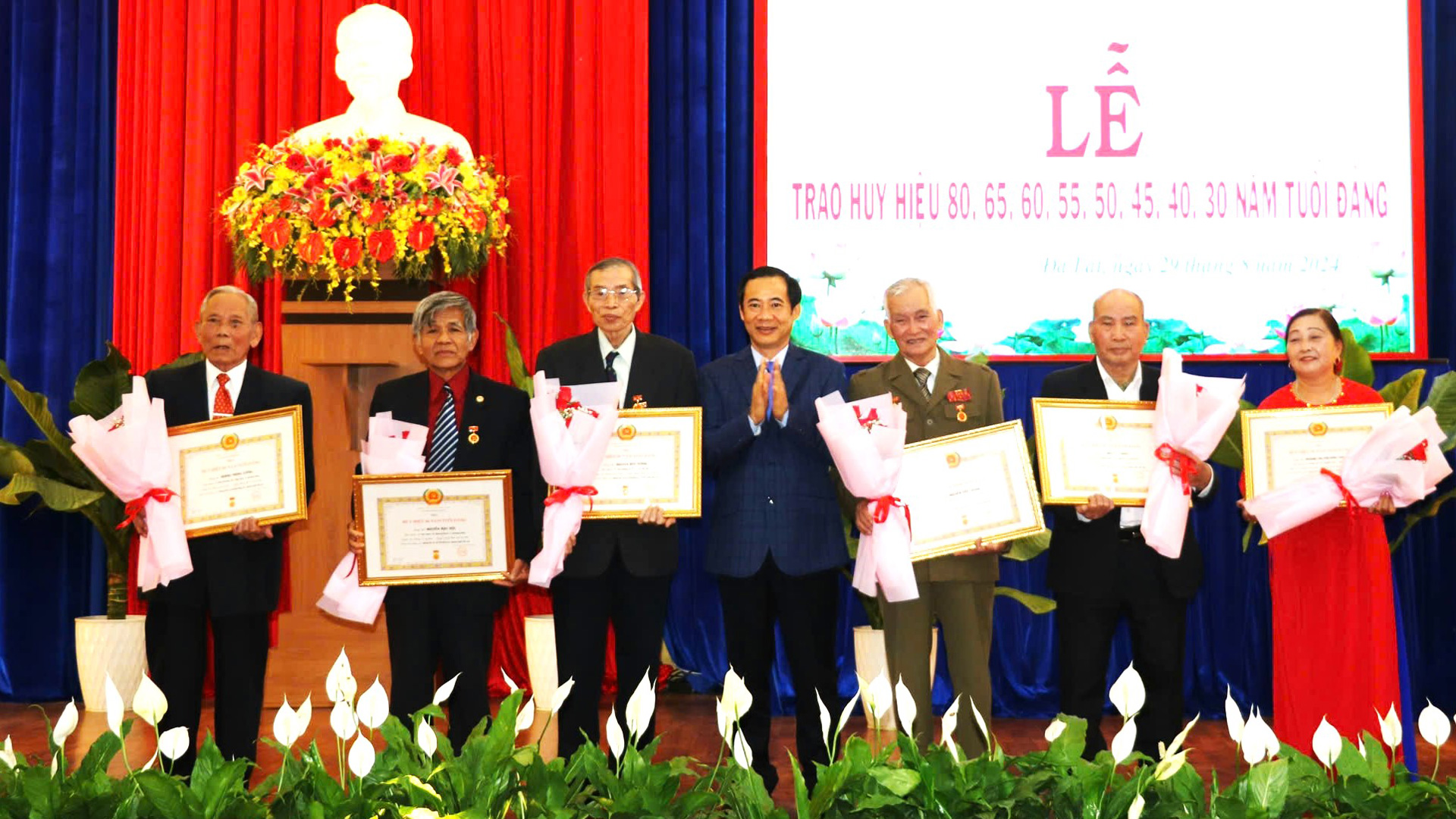 Ông Nguyễn Văn Thanh (thứ ba từ bên phải sang) trong buổi lễ trao huy hiệu Đảng do Thành ủy Đà Lạt 
tổ chức cuối tháng 8/2024