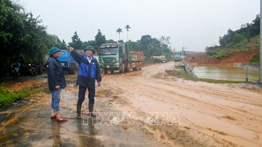 Một điểm sạt lở đang được khắc phục tại kênh Cửa Đạt, đoạn qua huyện Ngọc Lặc (Thanh Hóa)