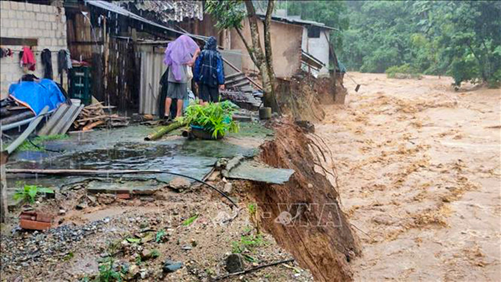 Tình trạng sạt lở ăn sâu vào nhà dân tại huyện Mường Lát (Thanh Hóa)