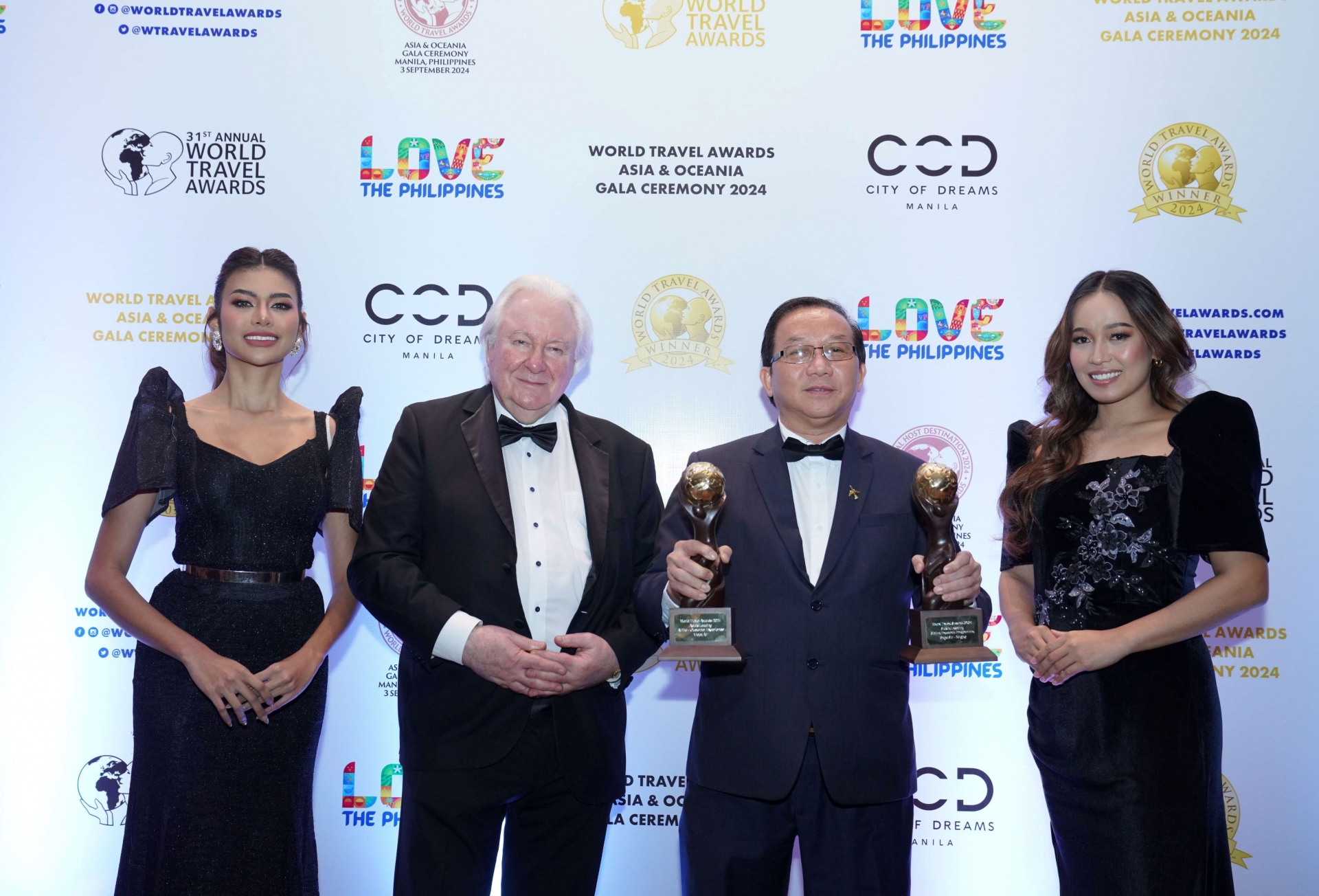  Ông Graham Cooke (thứ hai từ trái sang), nhà sáng lập và chủ tịch World Travel Awards chúc mừng Vietjet và trao cúp cho Phó Tổng Giám đốc Đỗ Xuân Quang