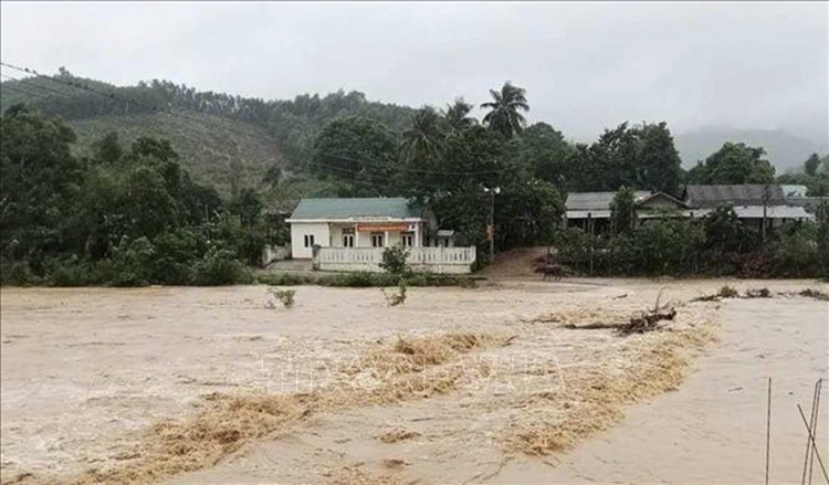 Nước sông ở xã miền núi Vĩnh Ô, huyện Vĩnh Linh (Quảng Trị) đang lên và chảy xiết gây nguy cơ ngập lụt và sạt lở